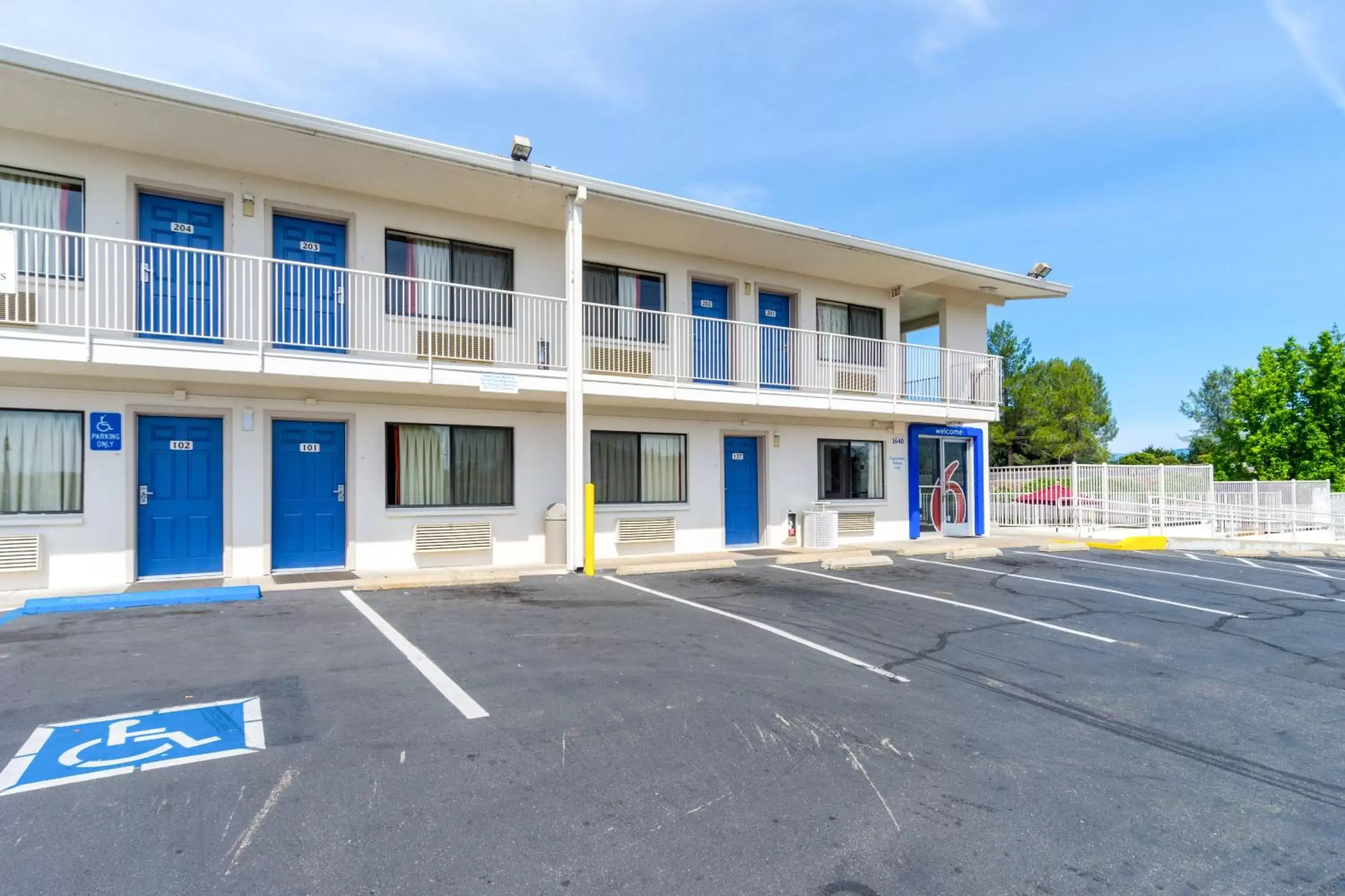 Facade/Entrance in Motel 6-Redding, CA - Central