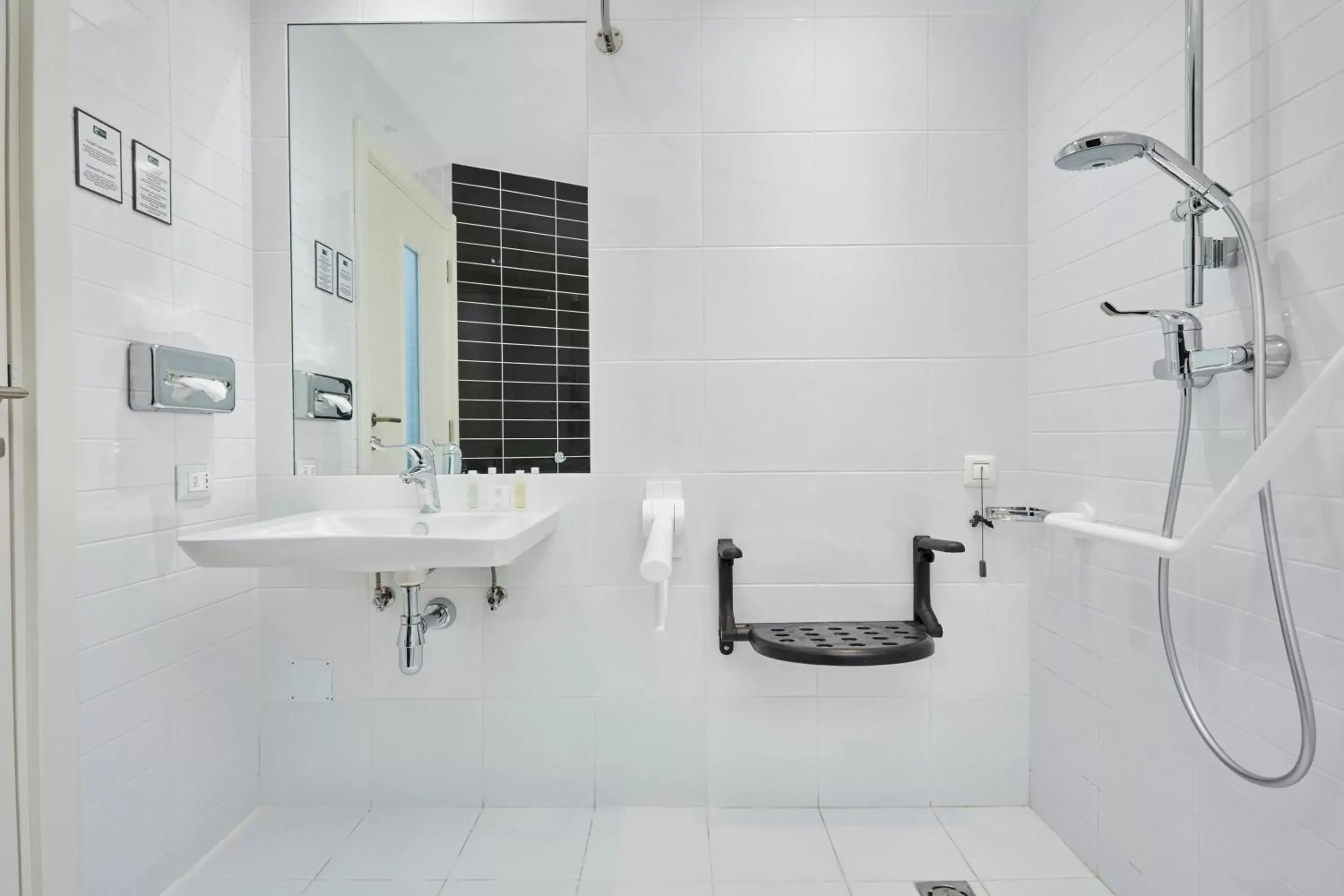 Photo of the whole room, Bathroom in Holiday Inn Express Belgrade - City, an IHG Hotel