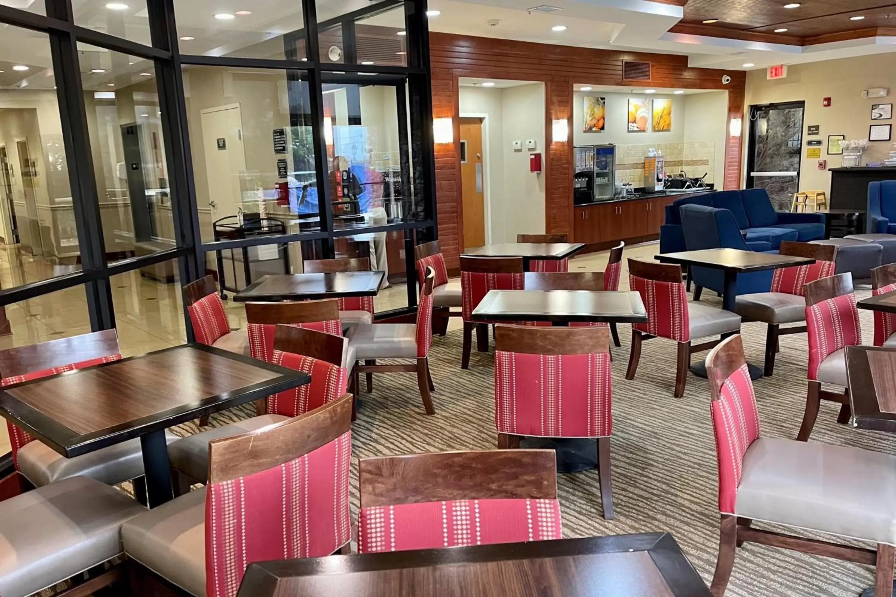 Seating area, Restaurant/Places to Eat in Comfort Suites Augusta Riverwatch