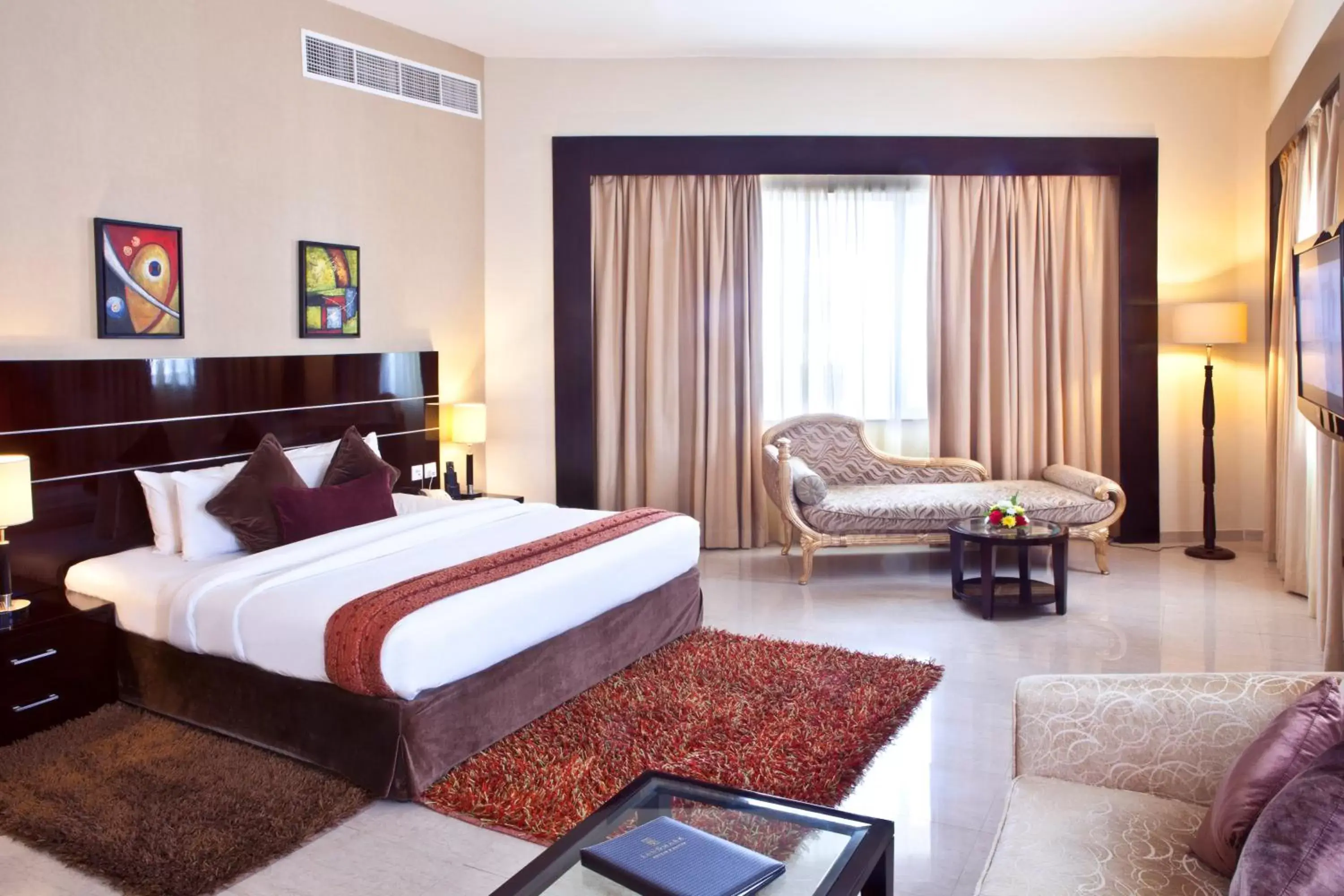Photo of the whole room, Bed in Landmark Riqqa Hotel