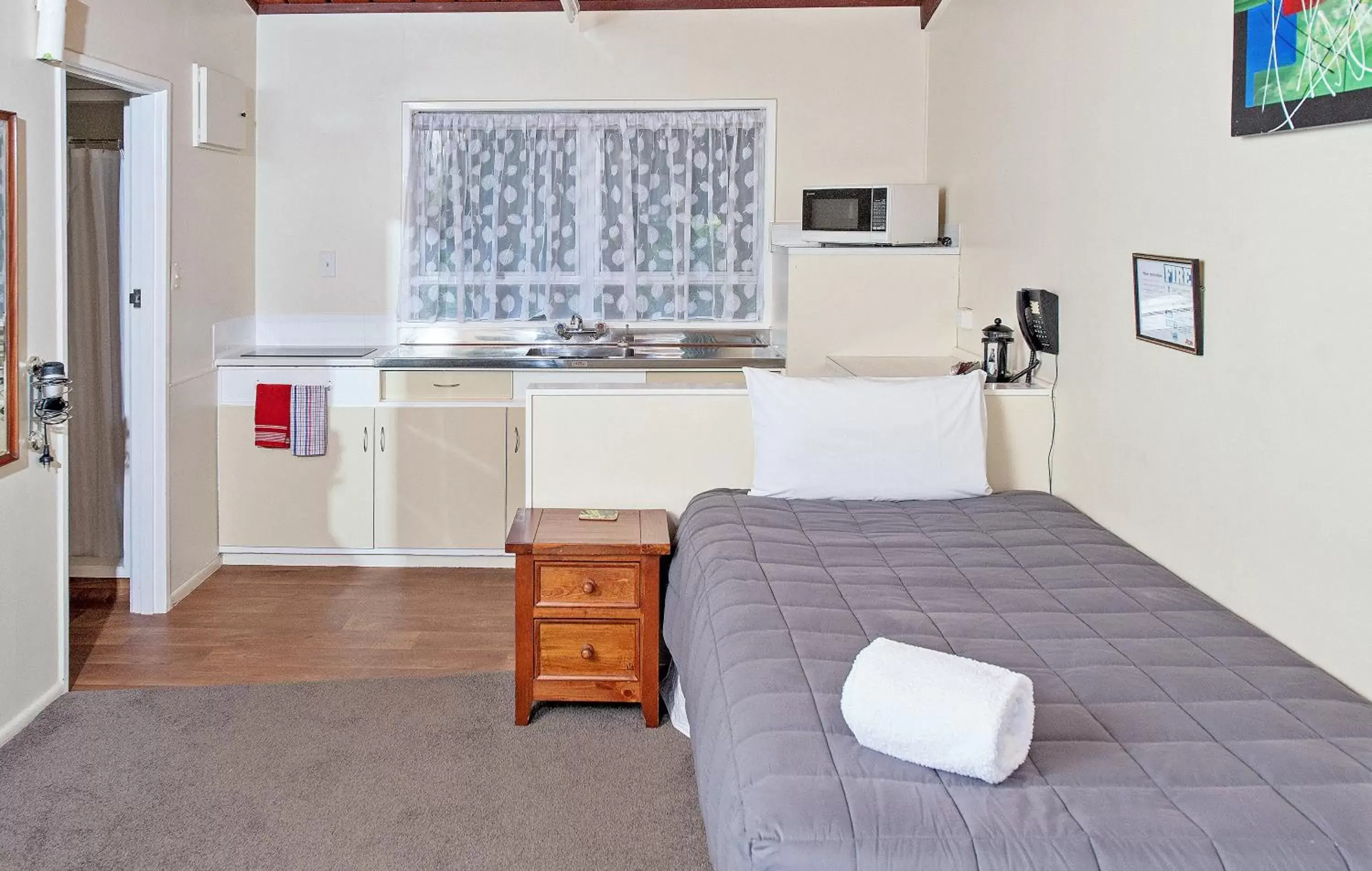 Photo of the whole room, Kitchen/Kitchenette in Tourist Court Motel