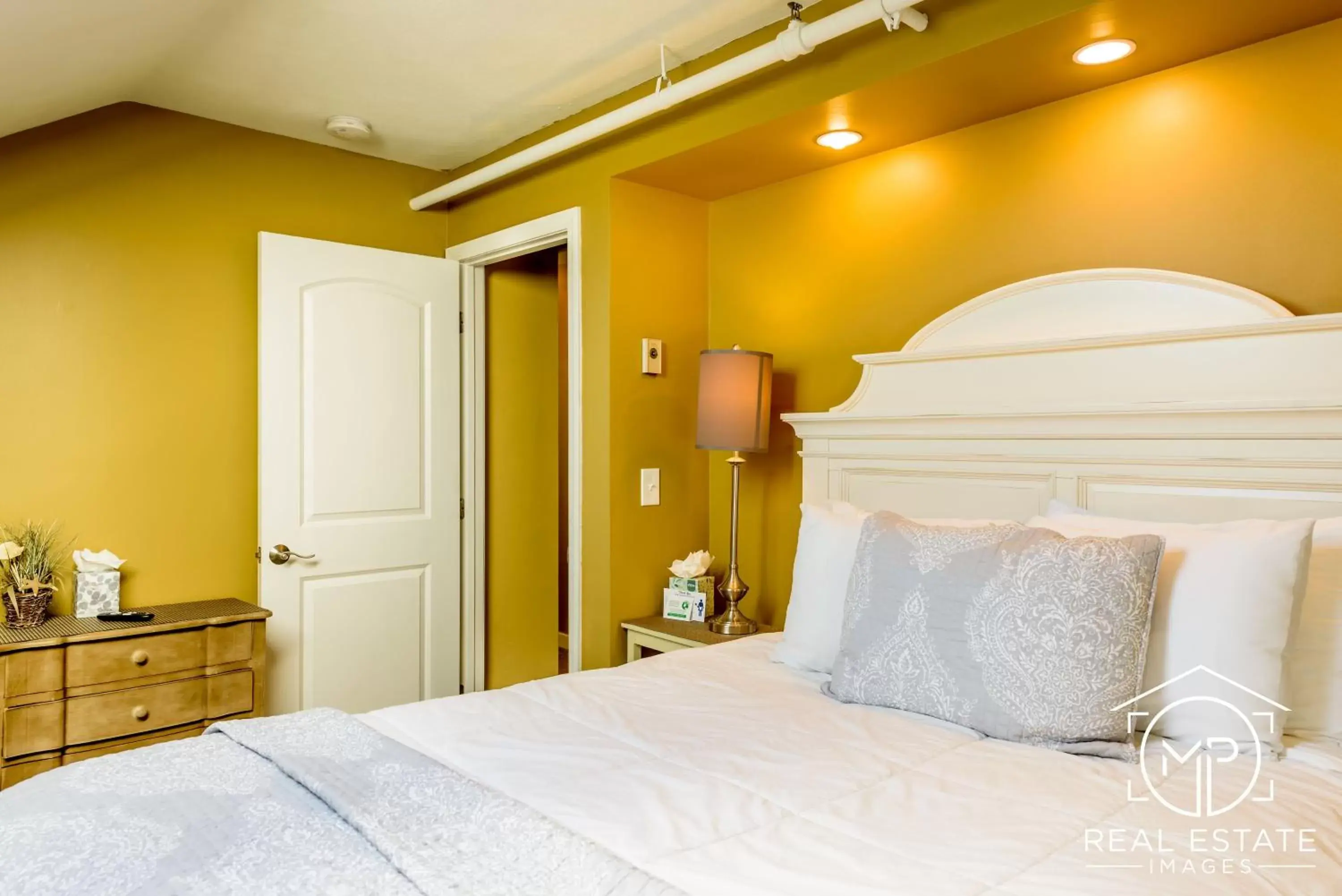 Room 16 - 2 Queen Bedrooms - Alberta Apartment in Bouchard Restaurant & Inn Room 16 - 2 Queen Bedrooms - Alberta Apartment in Bouchard Restaurant & Inn