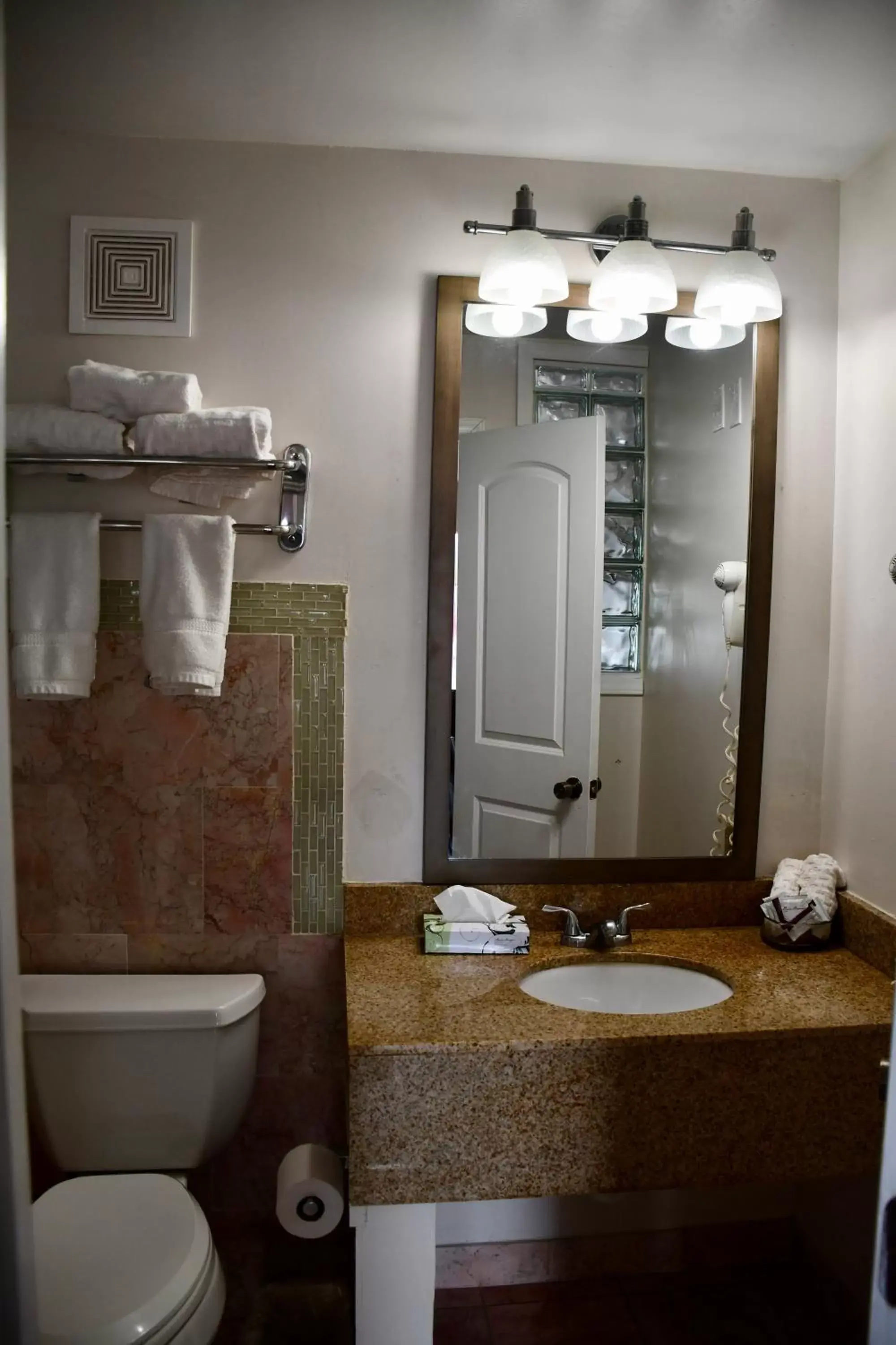 Bathroom in Lockhart Inn