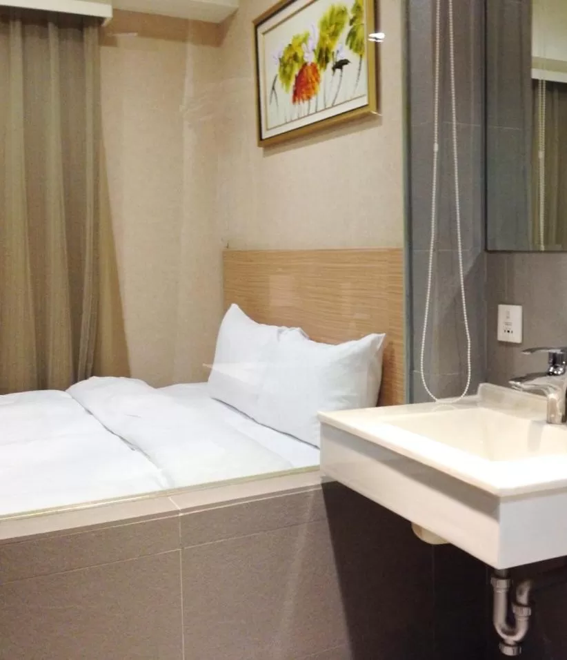 Bed in The Metro Hotel Taichung