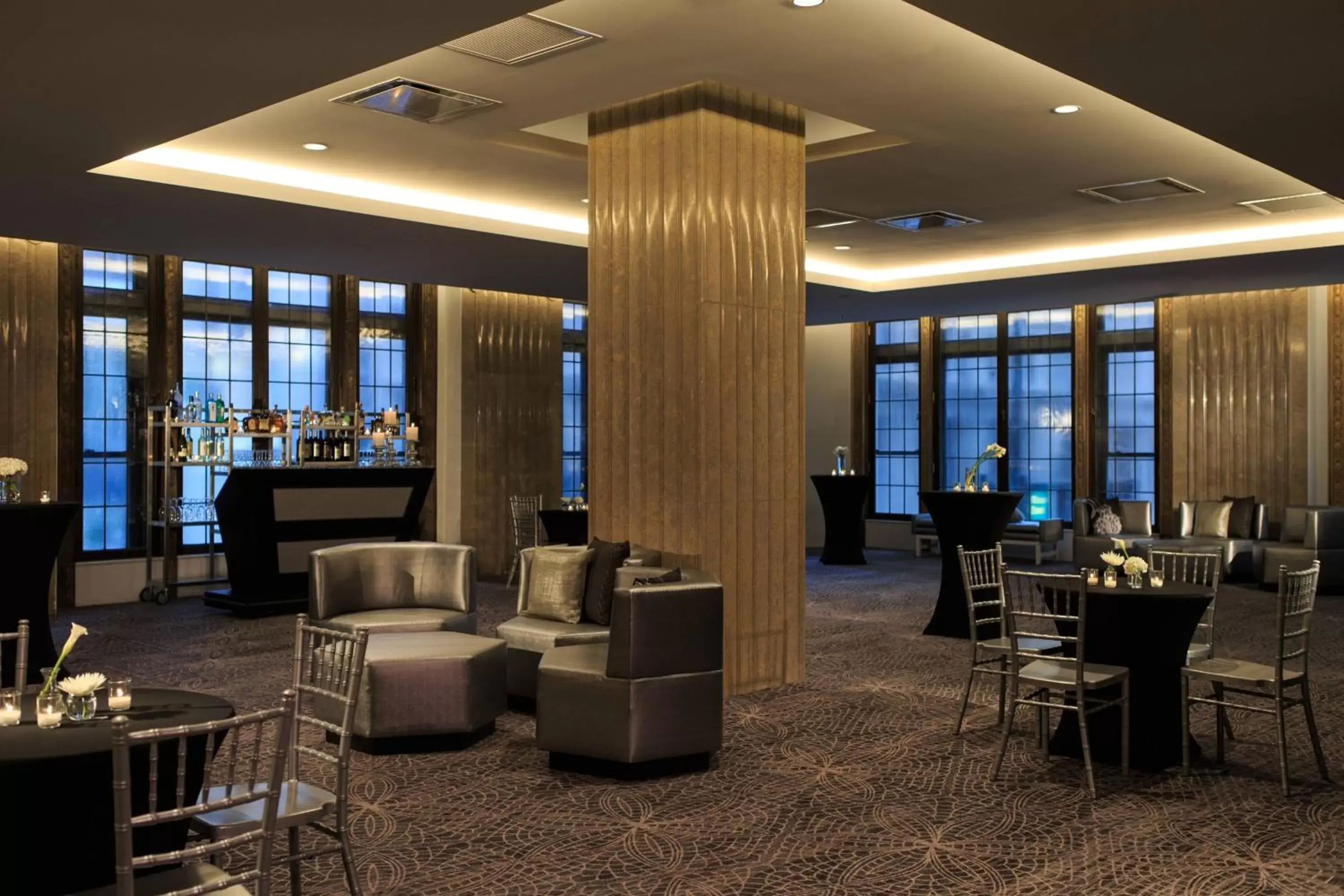 Meeting/conference room, Lounge/Bar in Renaissance Cincinnati Downtown Hotel