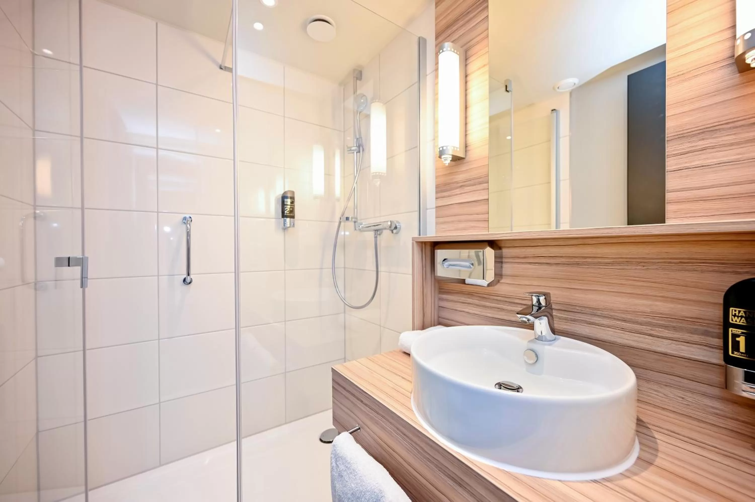 Shower in Staycity Aparthotels Heidelberg