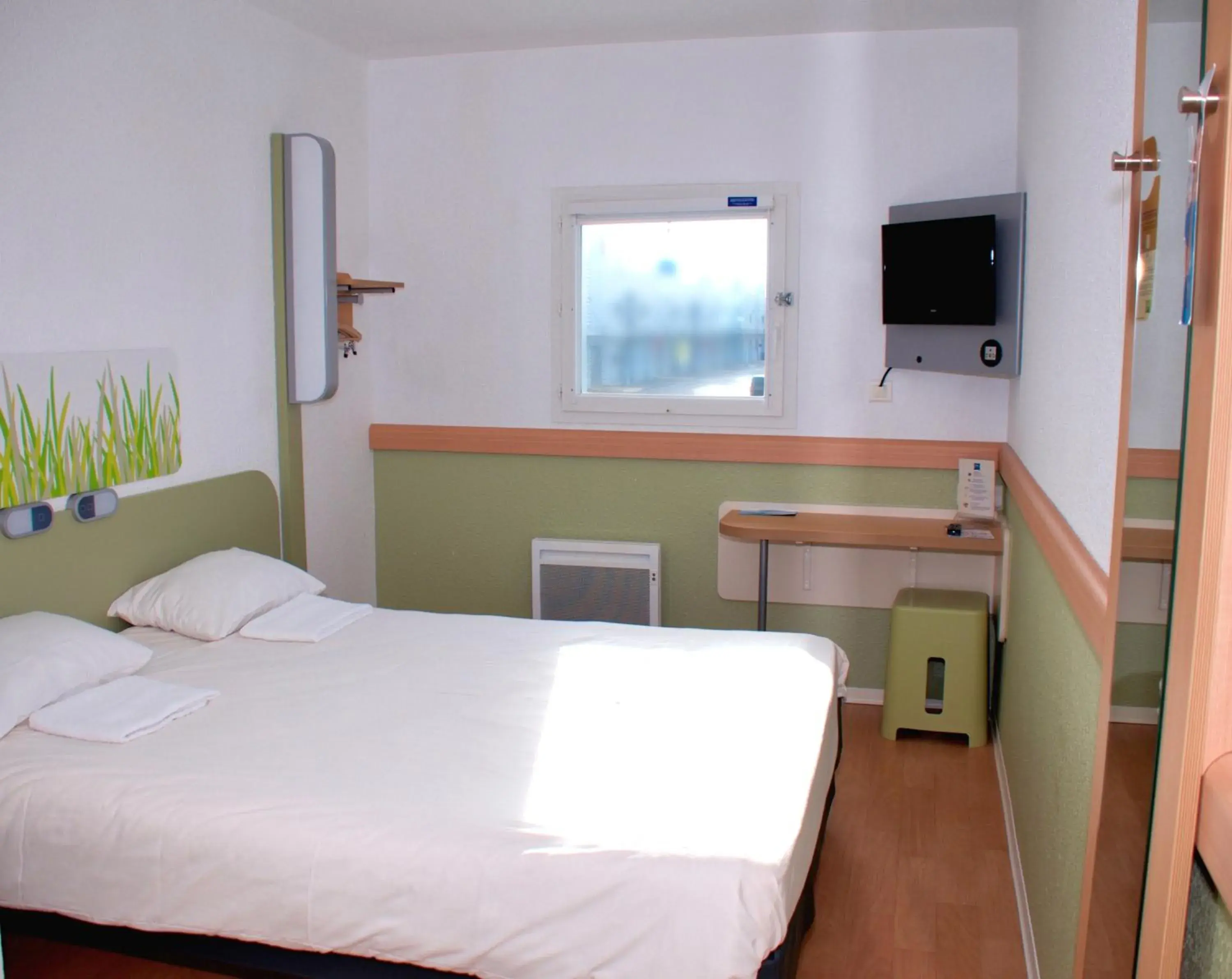 Bedroom, Bed in ibis budget Flers Les Grands Champs