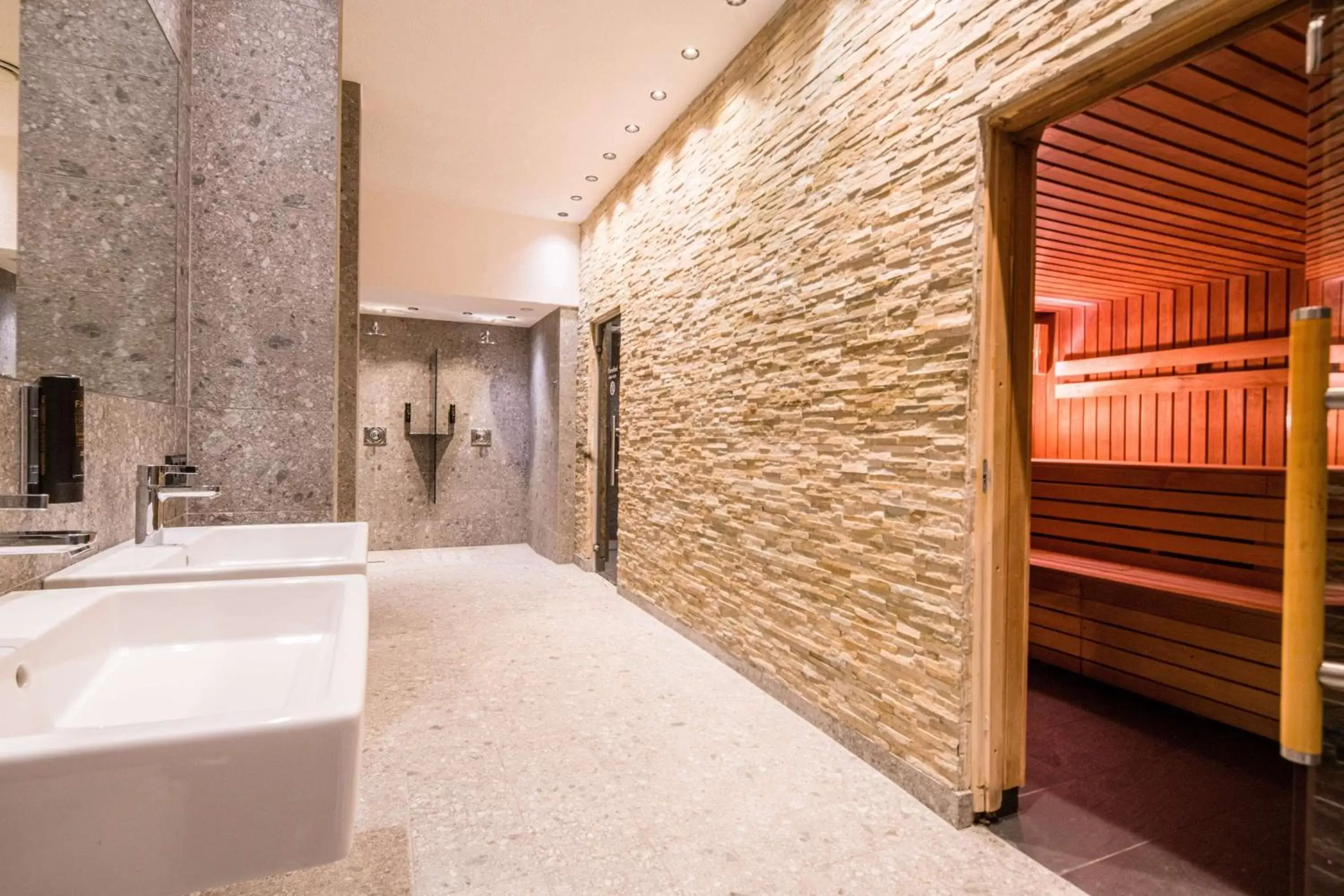 Spa and wellness centre/facilities, Bathroom in Best Western Premier Central Hotel Leonhard