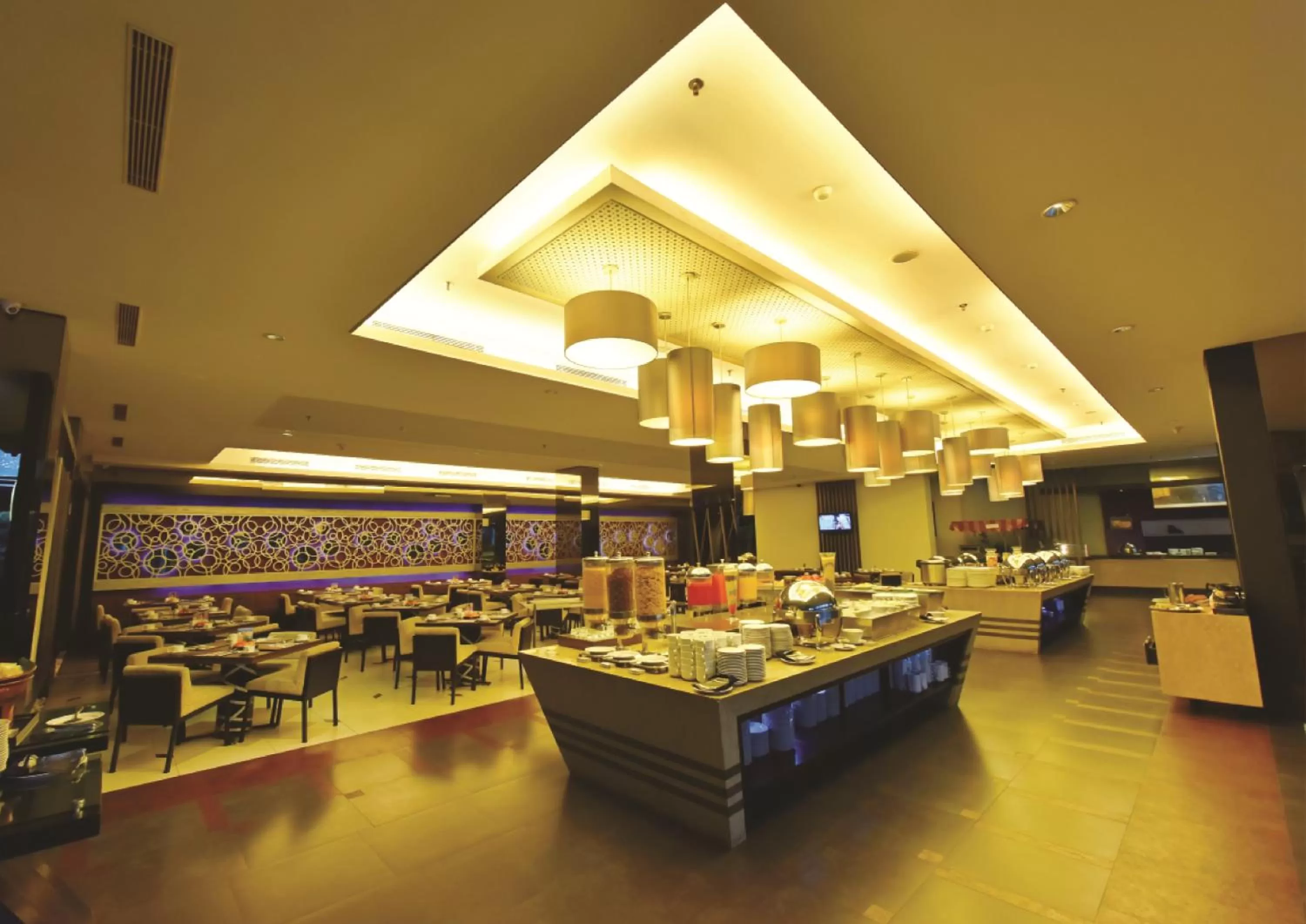 Restaurant/places to eat in Holiday Inn Bandung Pasteur by IHG