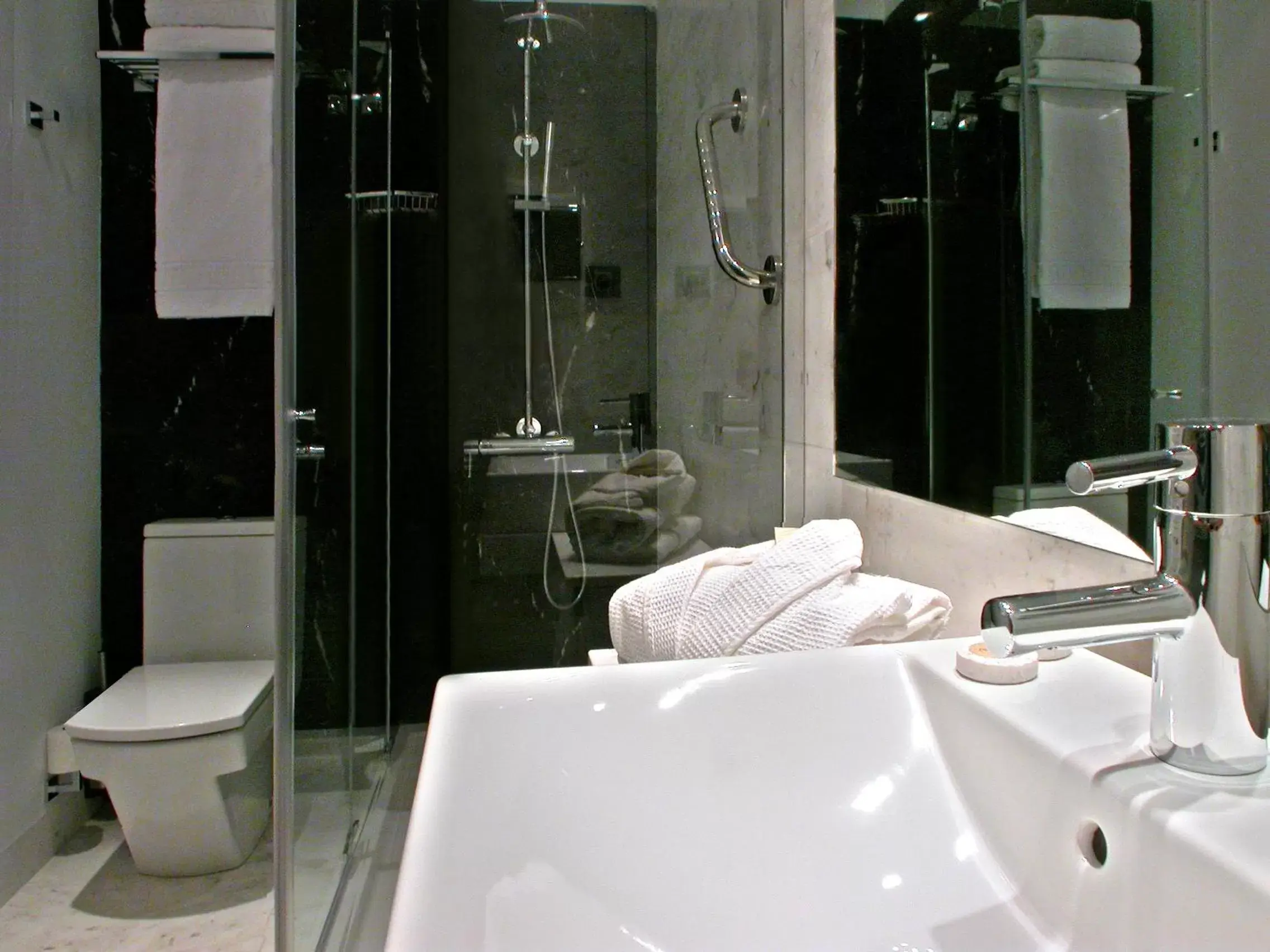 Shower, Bathroom in Grupotel Gran Via 678