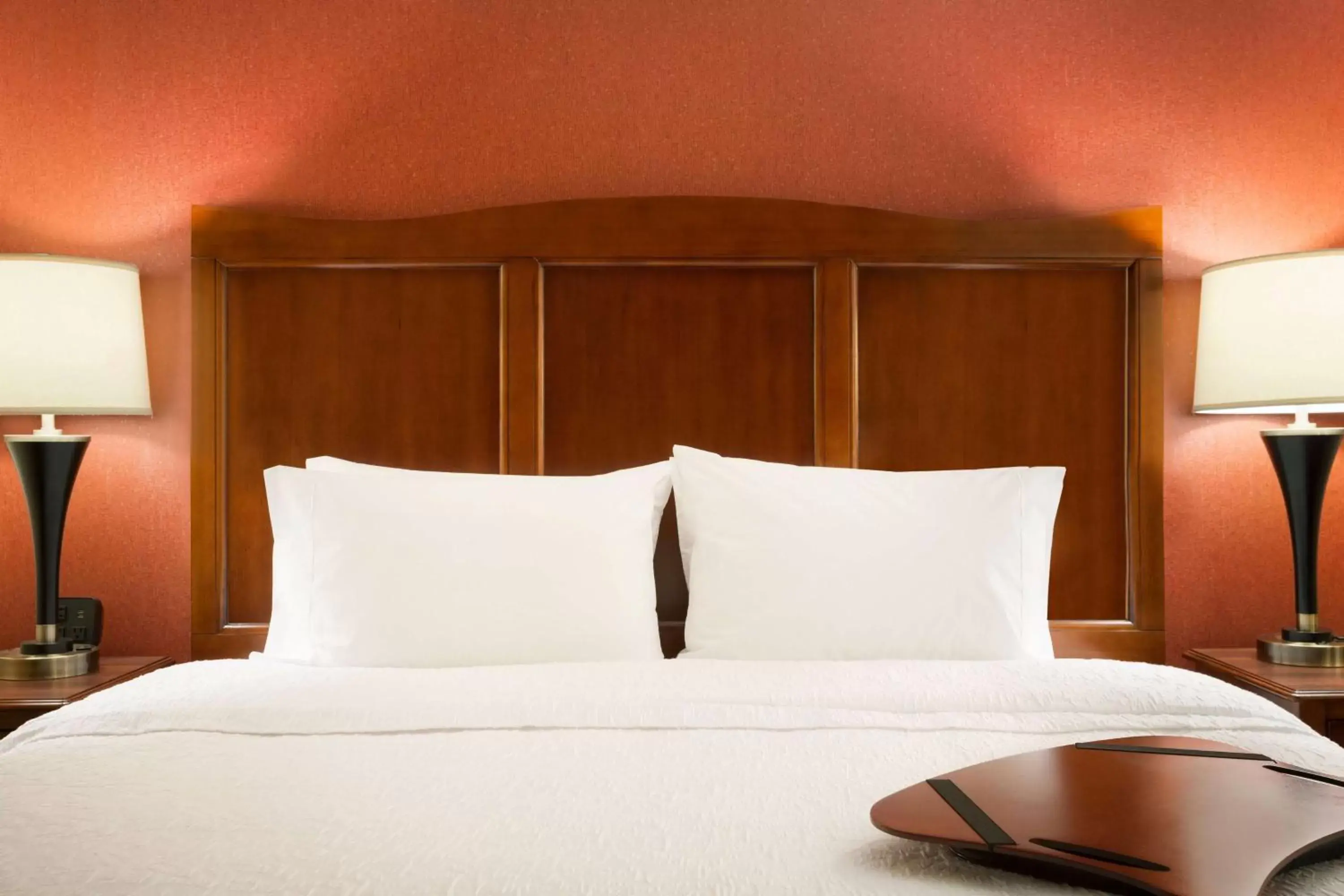 Bed in Hampton Inn & Suites Williston