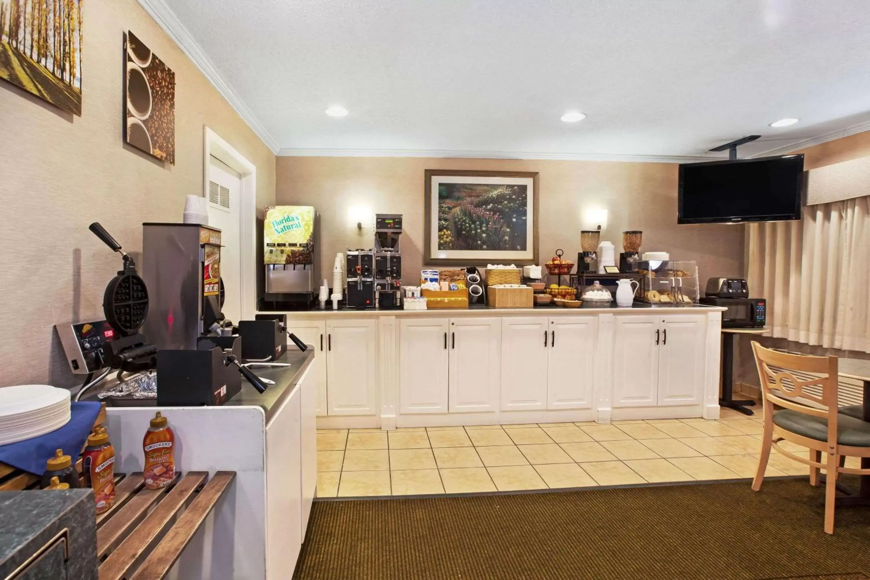 Restaurant/places to eat in La Quinta Inn by Wyndham Detroit Canton