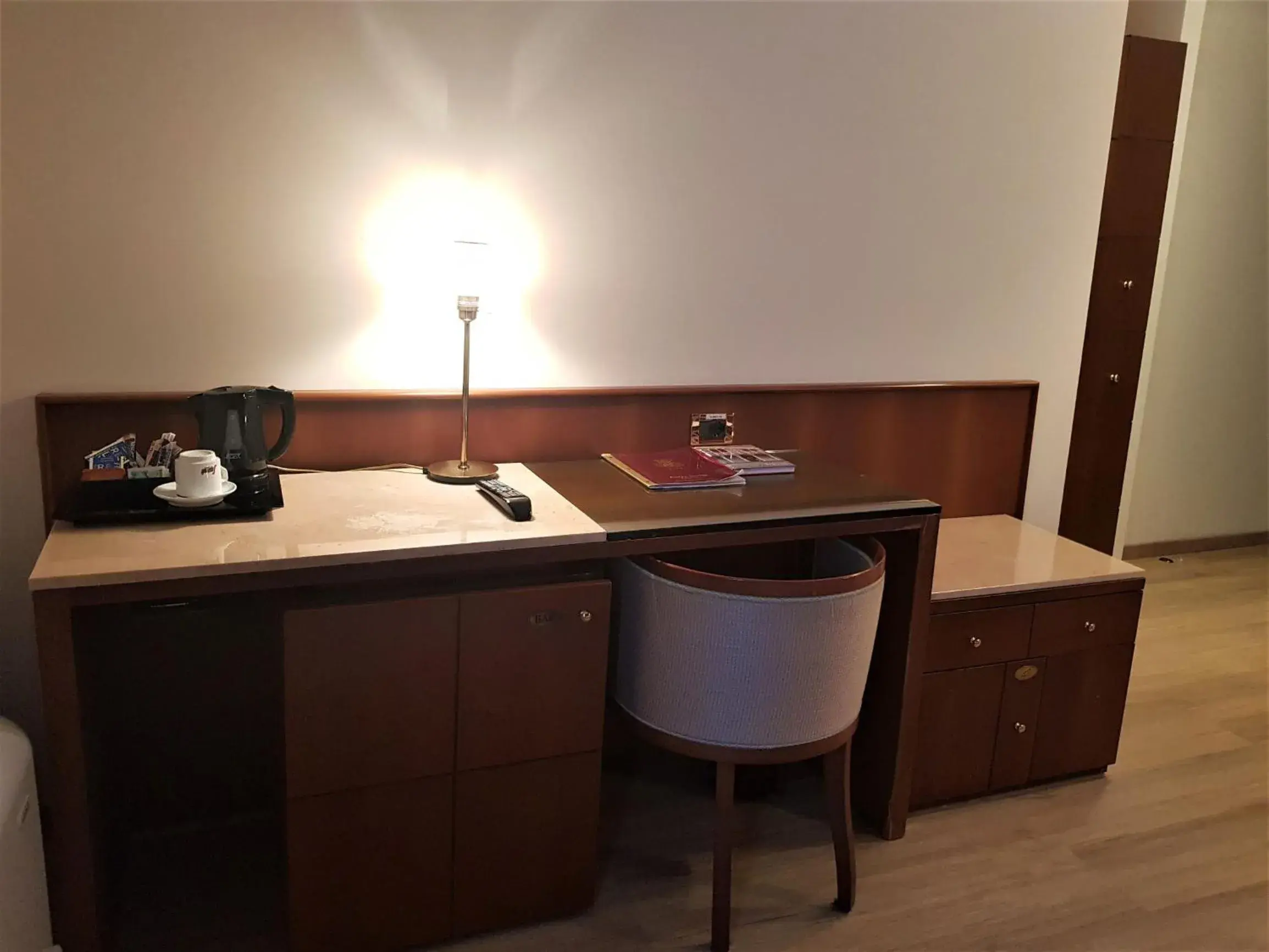 Seating area, Kitchen/Kitchenette in Astra Hotel