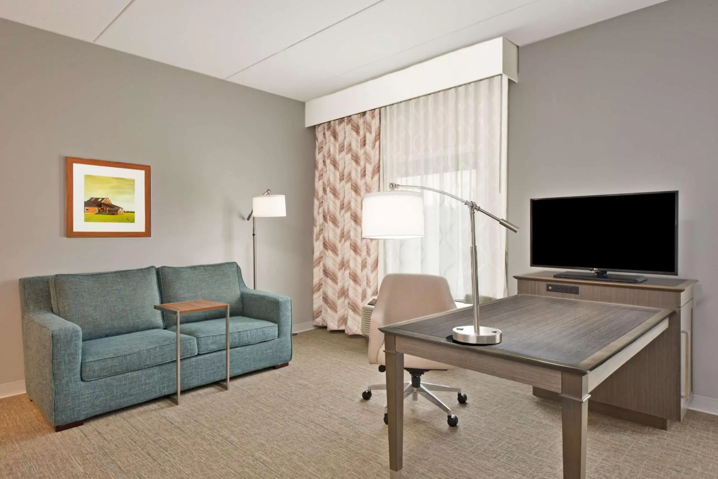 Bed, Seating Area in Hampton Inn & Suites North Huntingdon-Irwin, PA