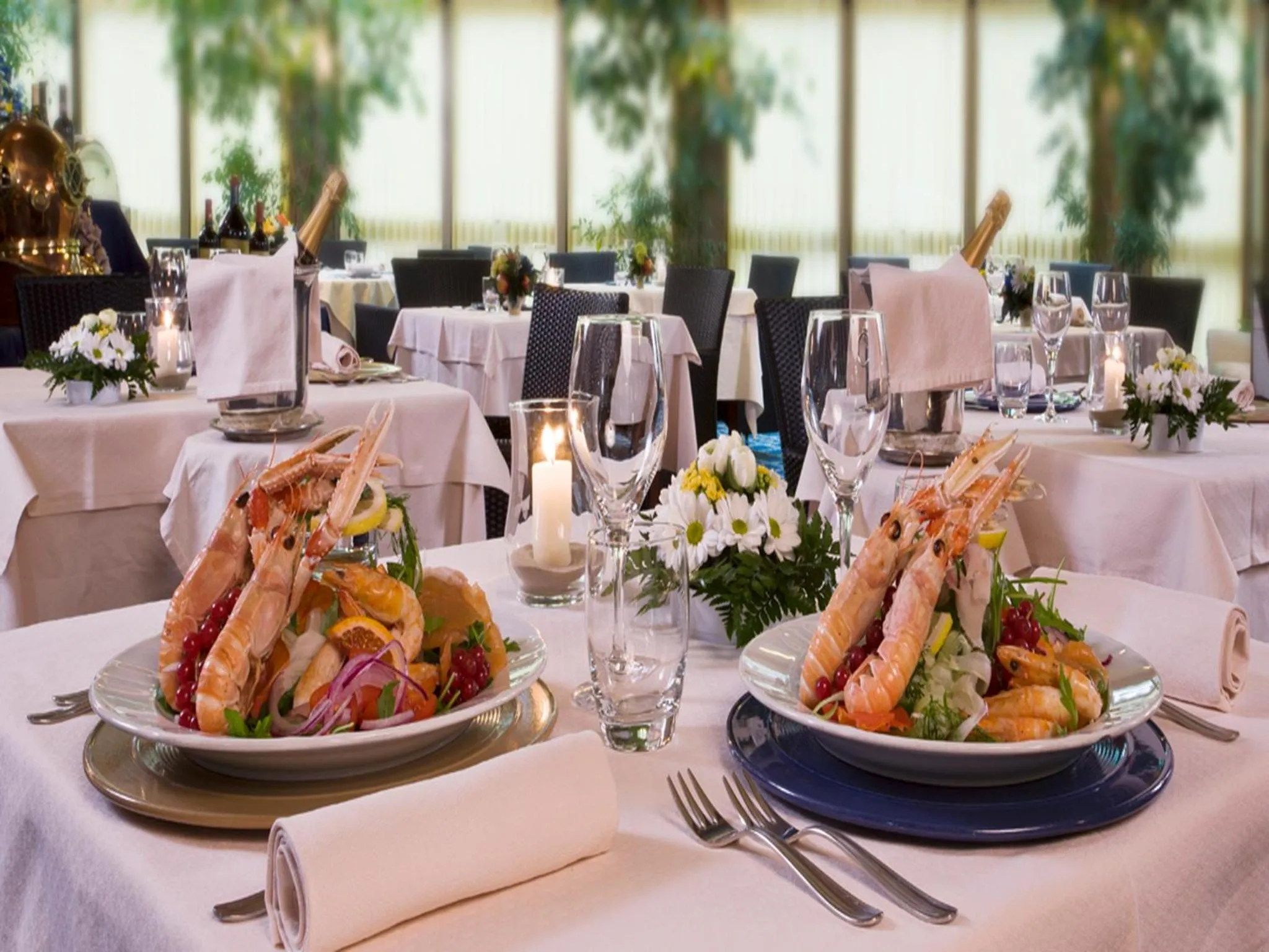 Restaurant/places to eat in Hotel Savoy