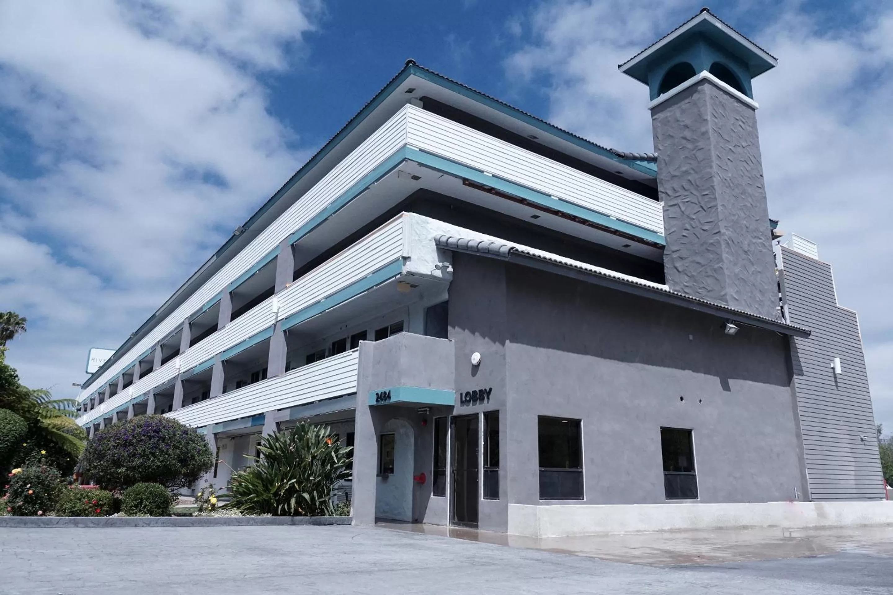Property building in Riverleaf Inn Mission Valley