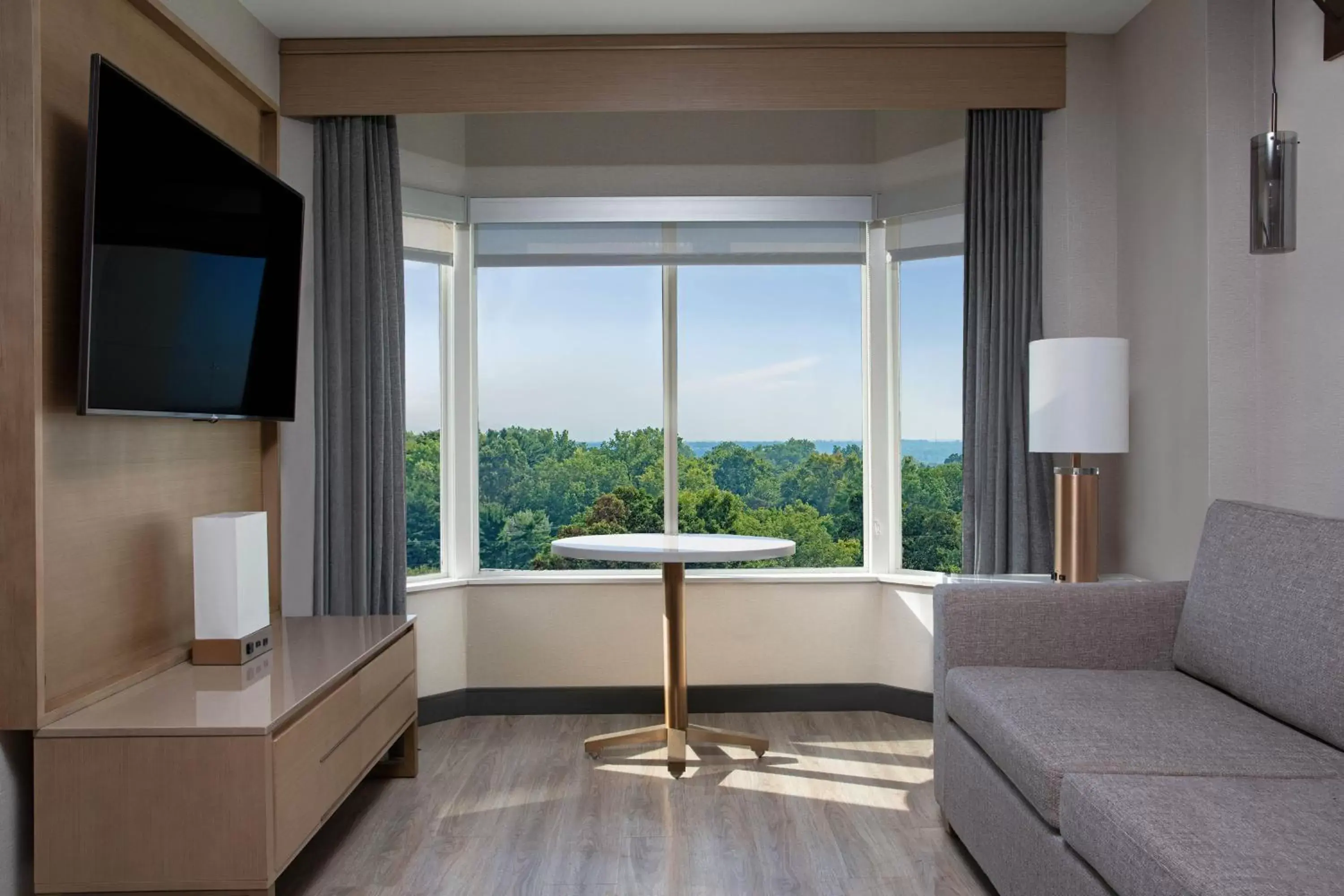 Photo of the whole room, Seating Area in Sheraton Suites Columbus Worthington