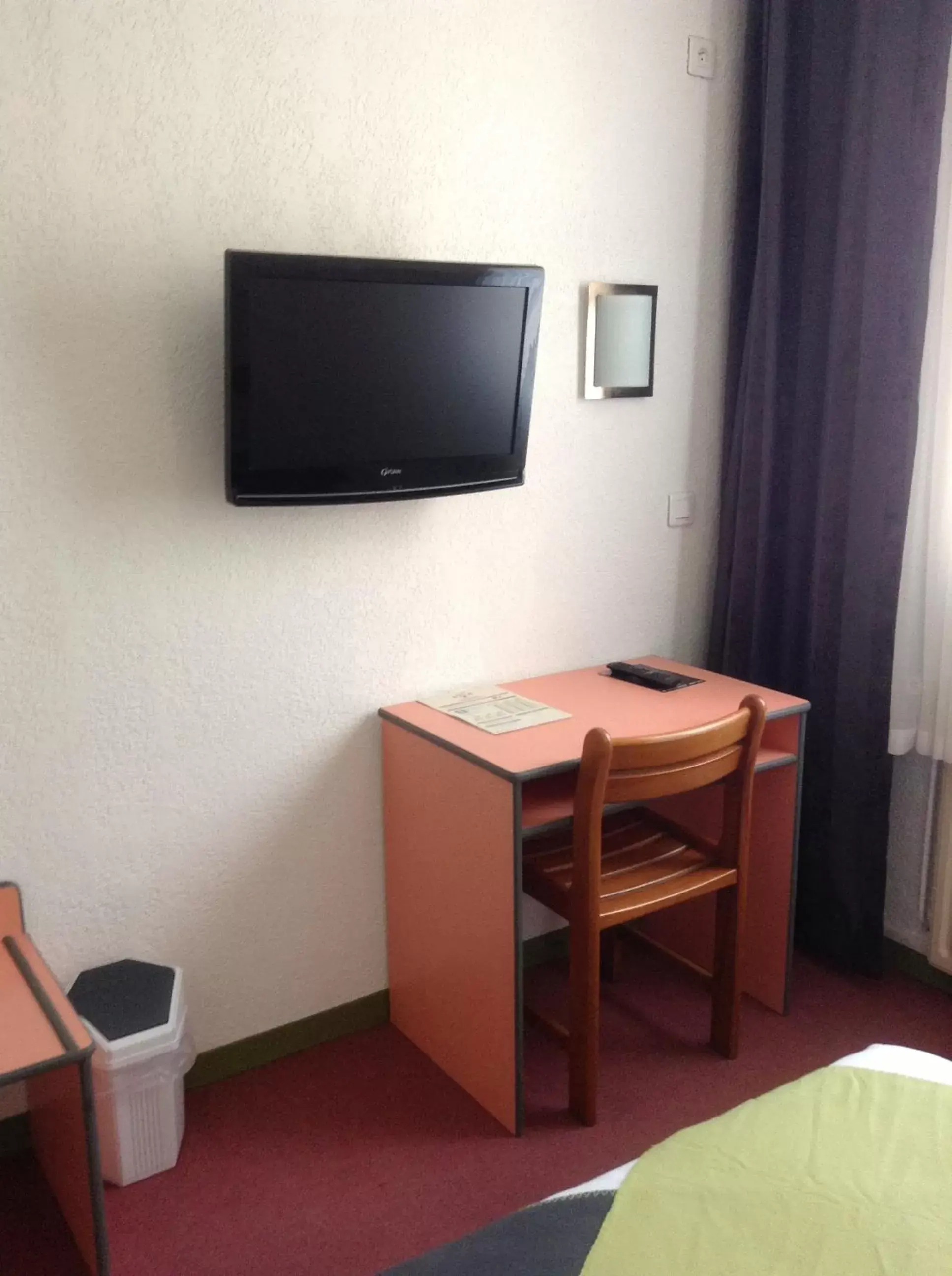 Bedroom, TV/Entertainment Center in HOTEL De La Tour Saint Etienne SUD