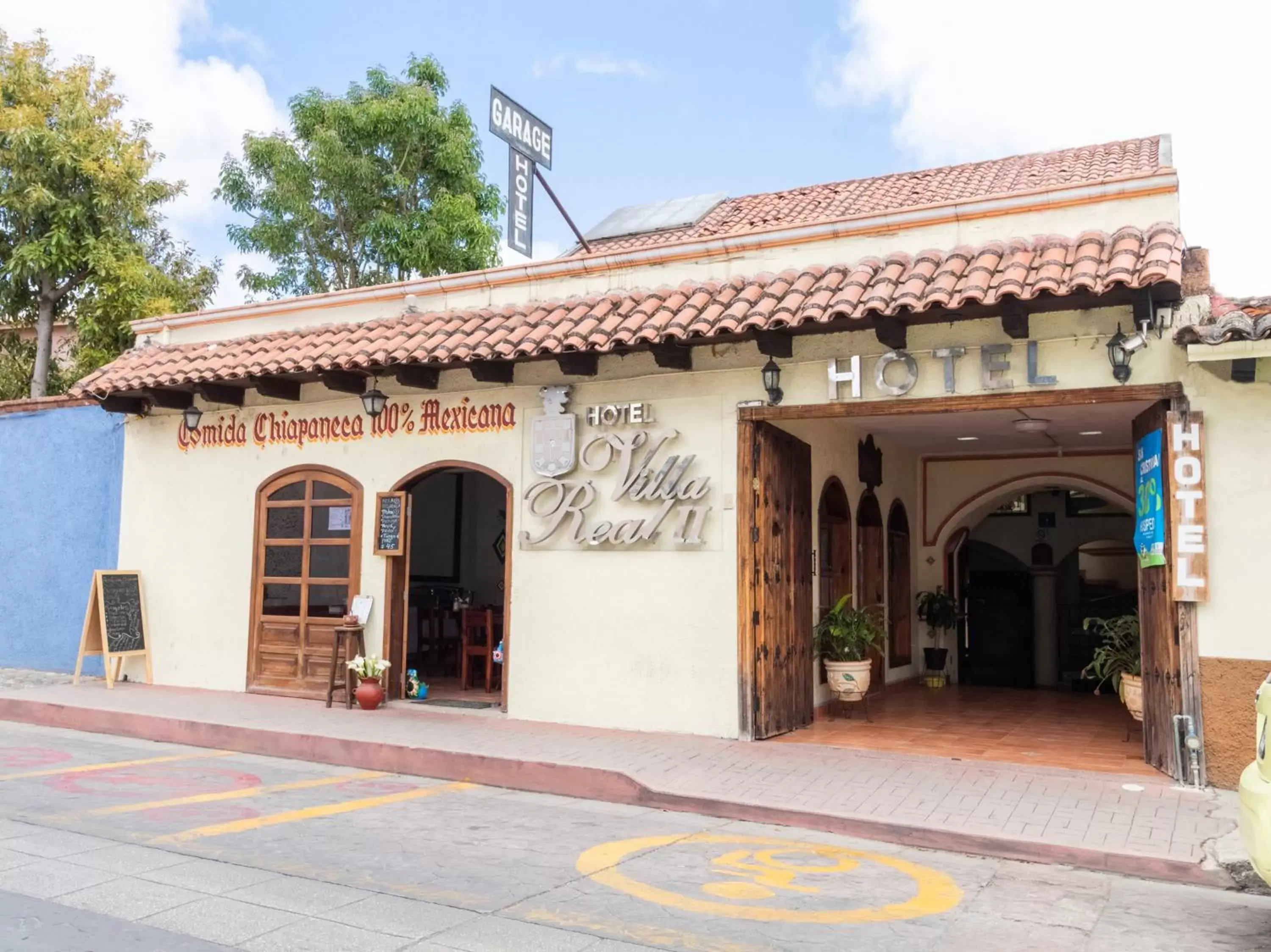 Facade/entrance, Property Building in Hotel Villa Real II