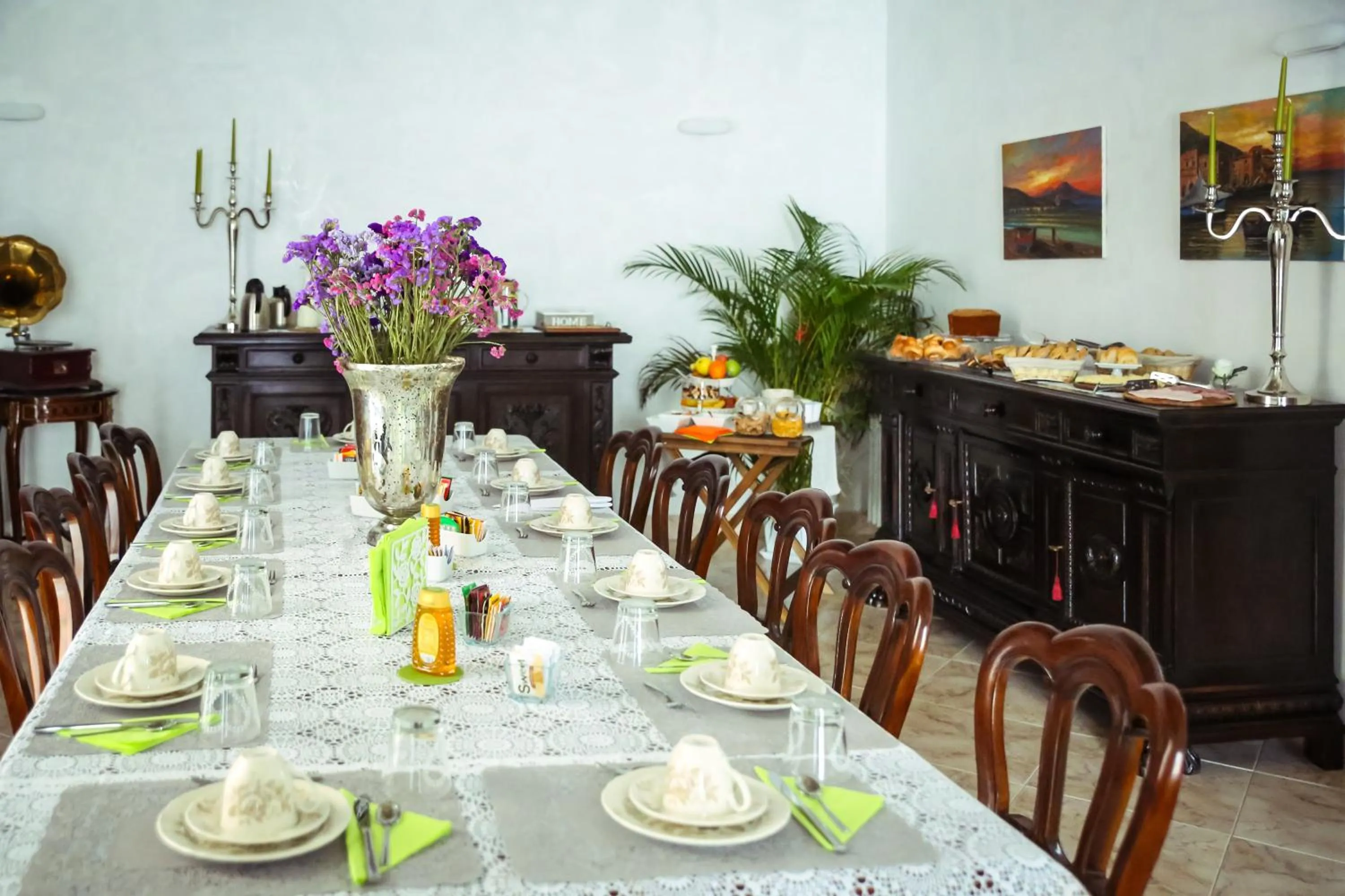 Communal lounge/ TV room in NapoliMia Boutique Hotel