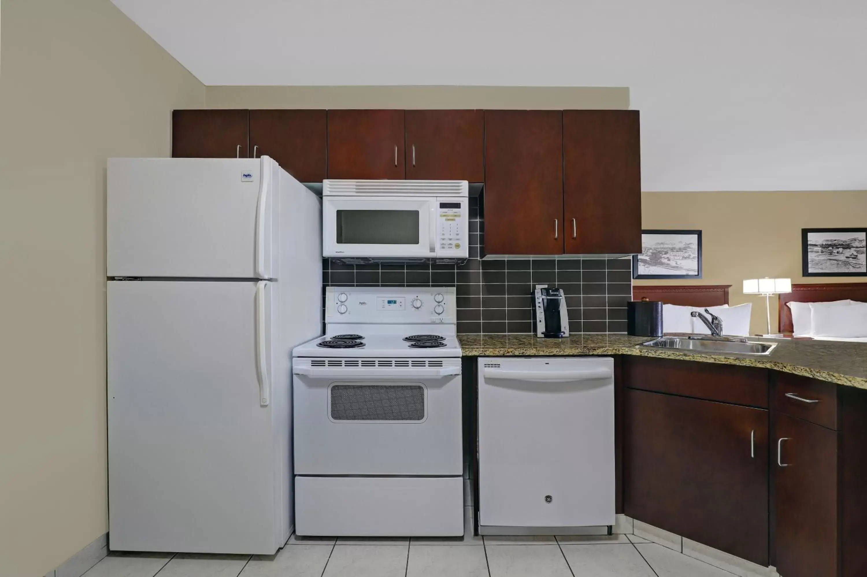 Kitchen or kitchenette, Kitchen/Kitchenette in SureStay Plus Hotel by Best Western Drumheller