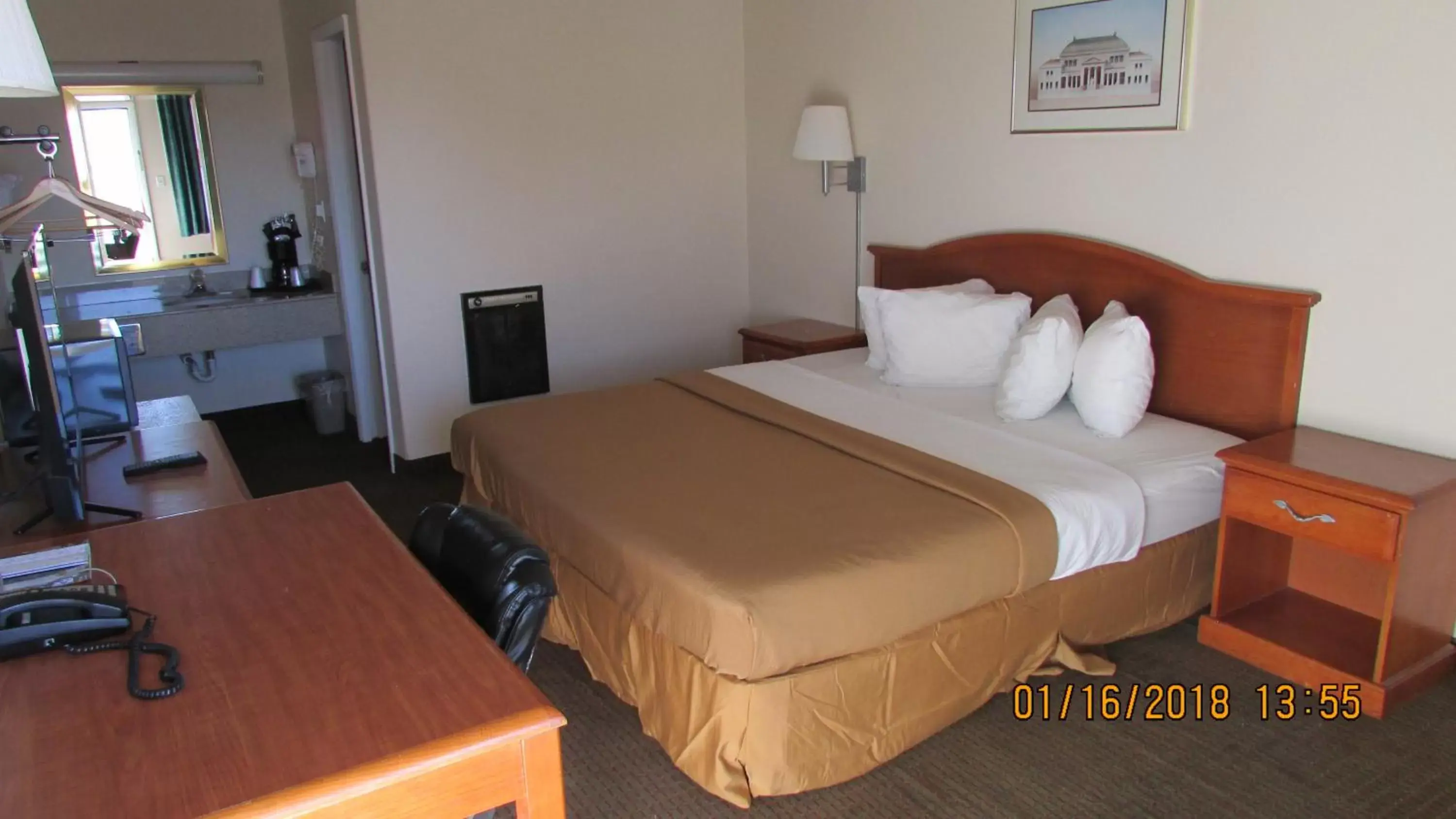 Bed in Western Inn - Green River Bed in Western Inn - Green River