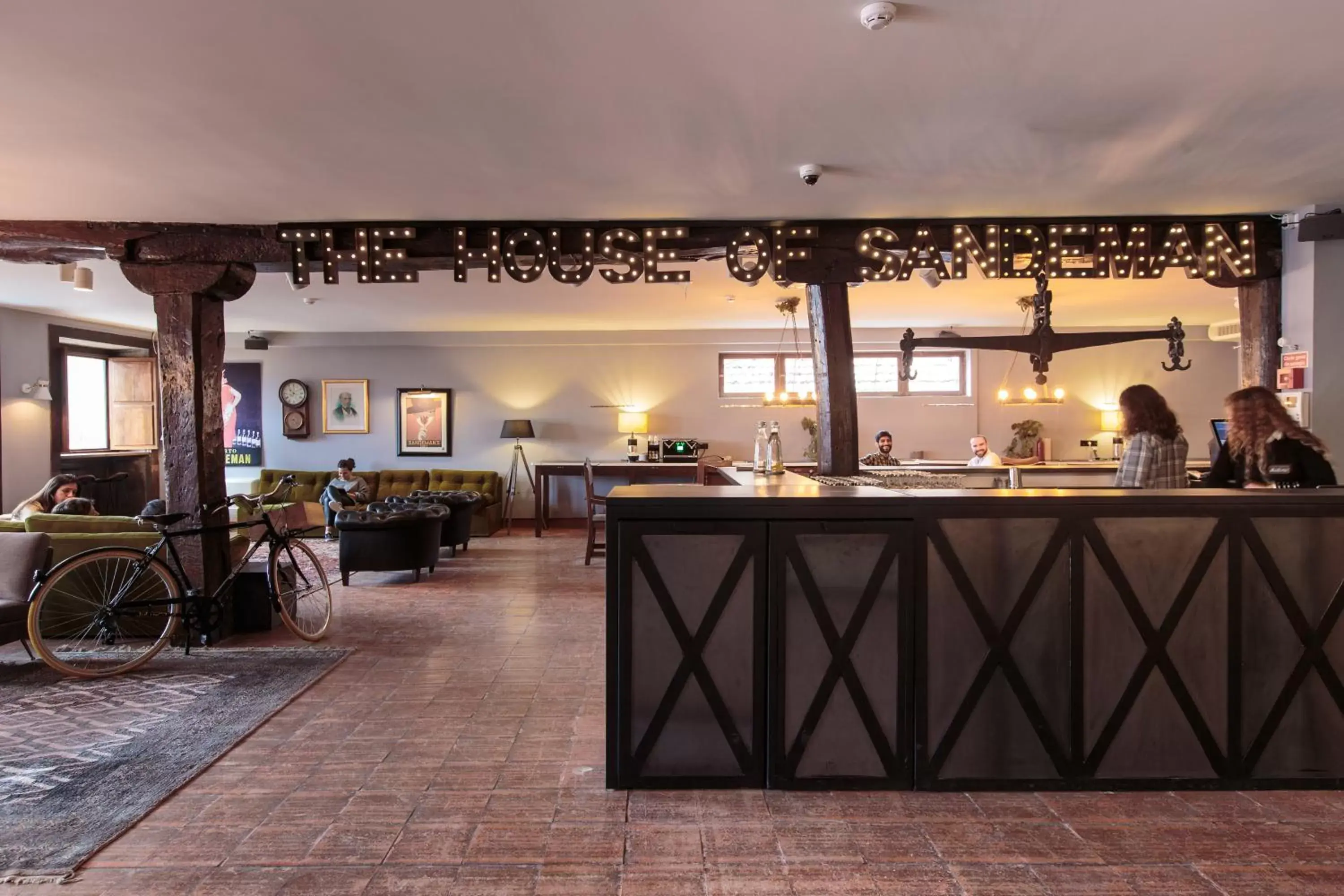 Lounge or bar, Restaurant/Places to Eat in The House of Sandeman - Hostel & Suites