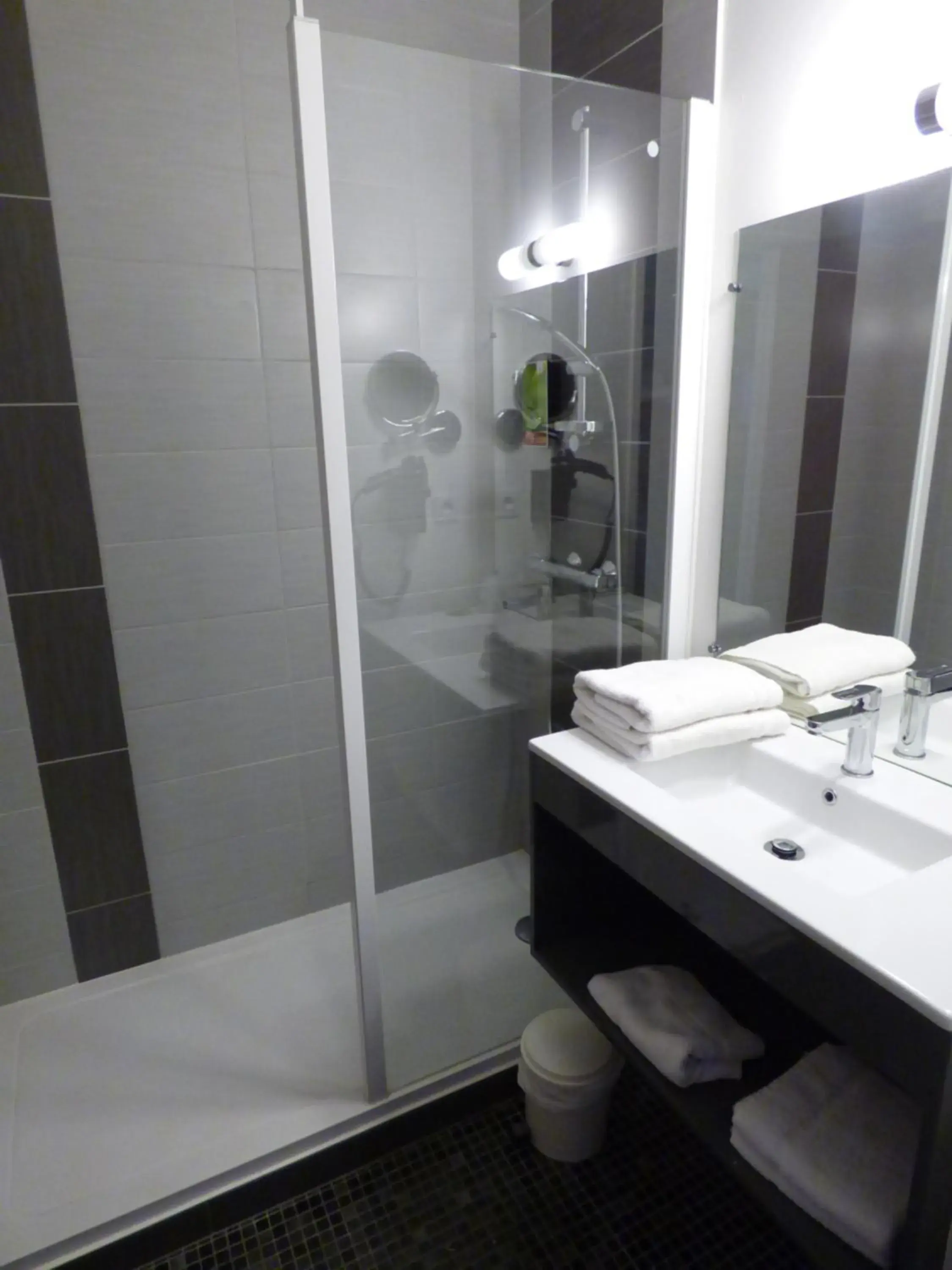 Bathroom in inspiration by balladins Villefranche-de-Rouergue