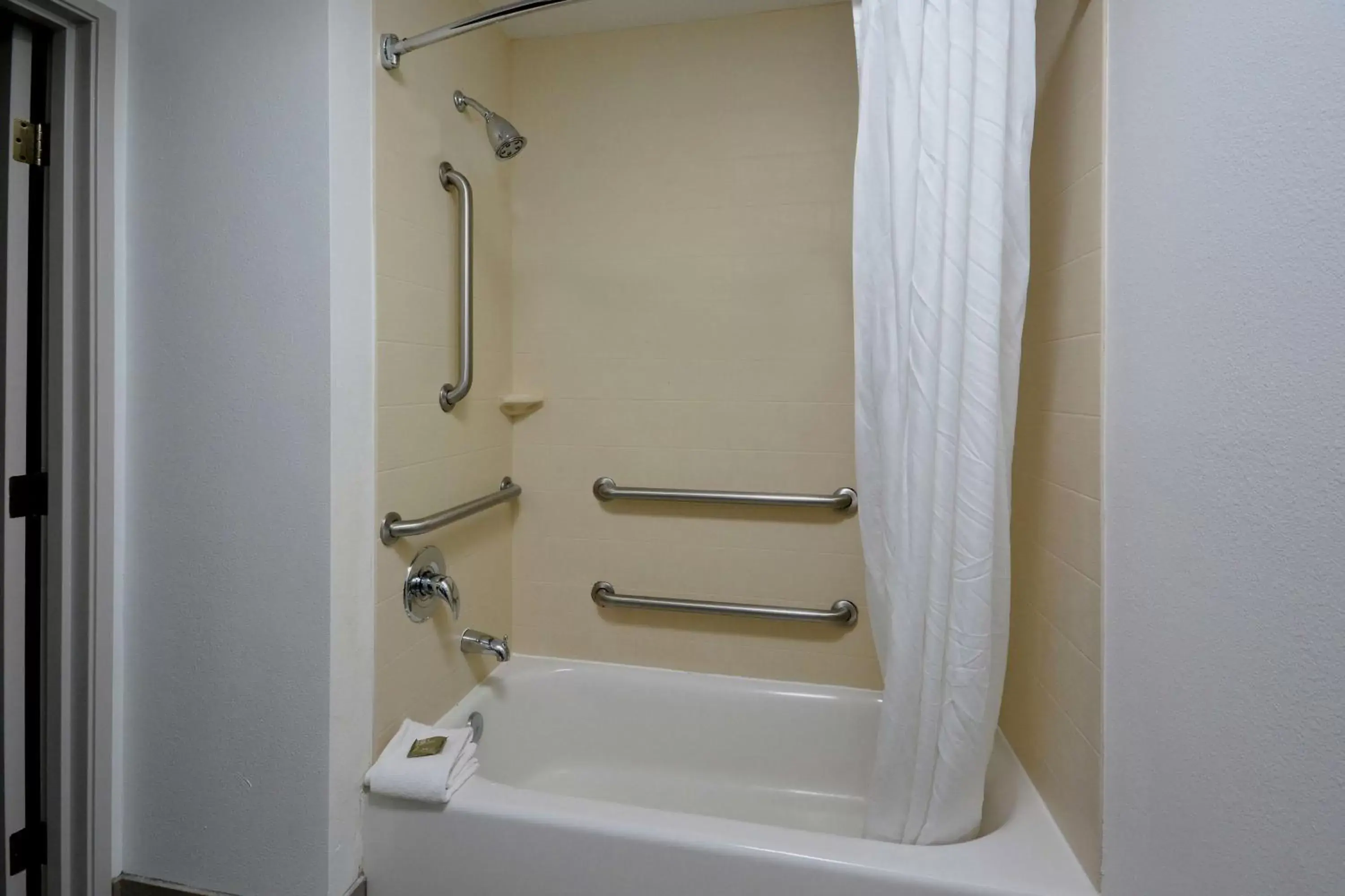 Bathroom in Country Inn & Suites by Radisson Asheville West