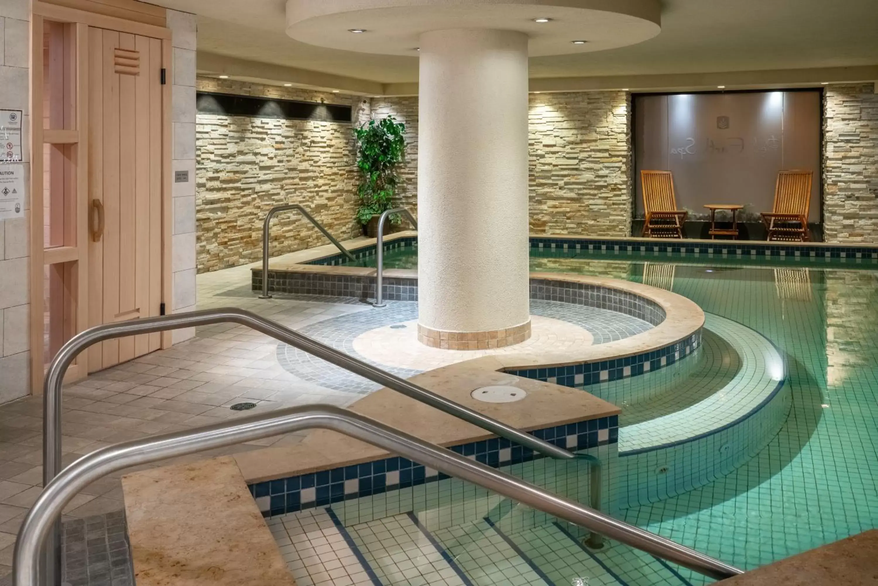 Hot Tub, Swimming Pool in Banff Caribou Lodge and Spa