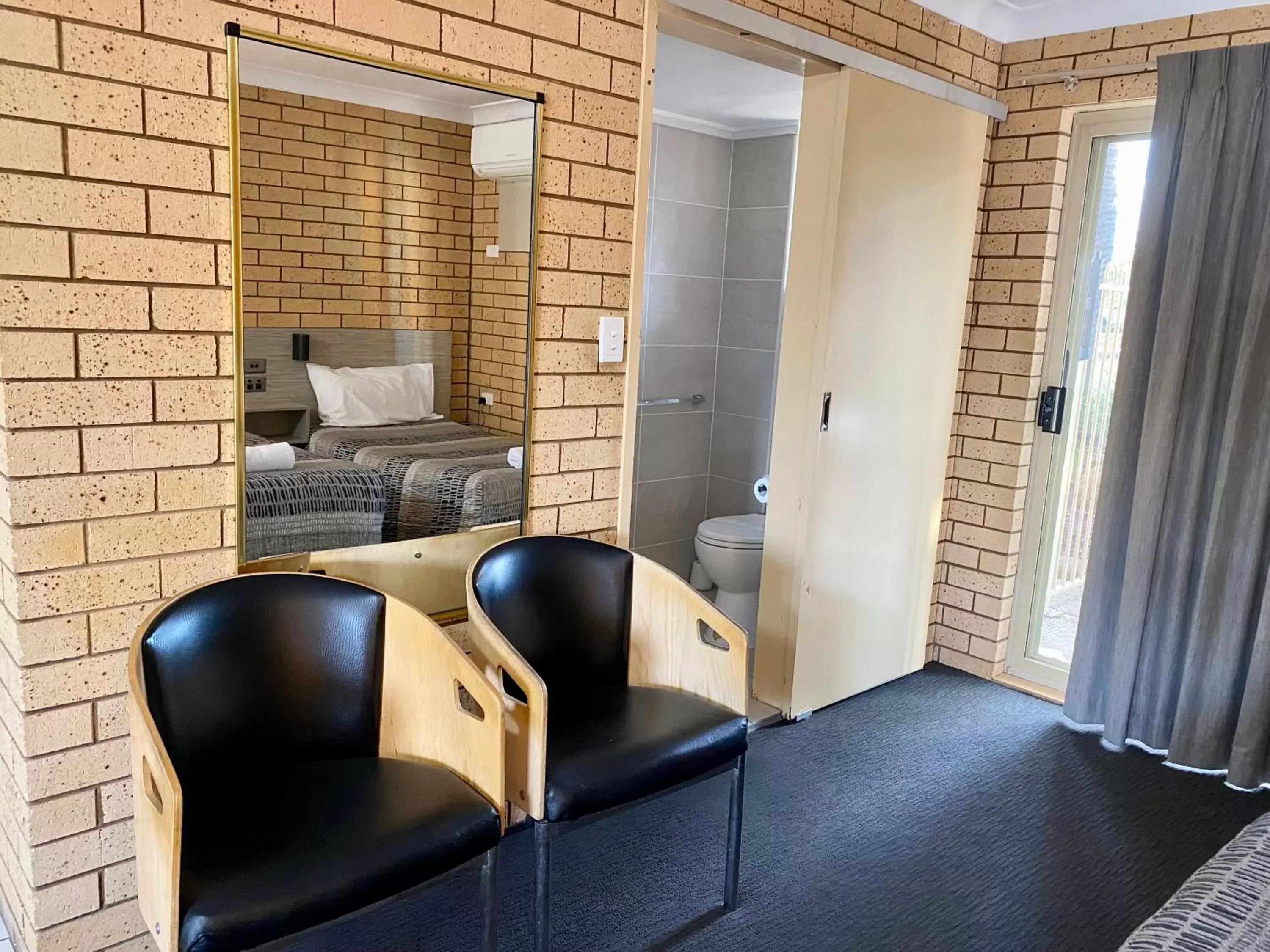 Living room, Seating Area in Tallarook Motor Inn