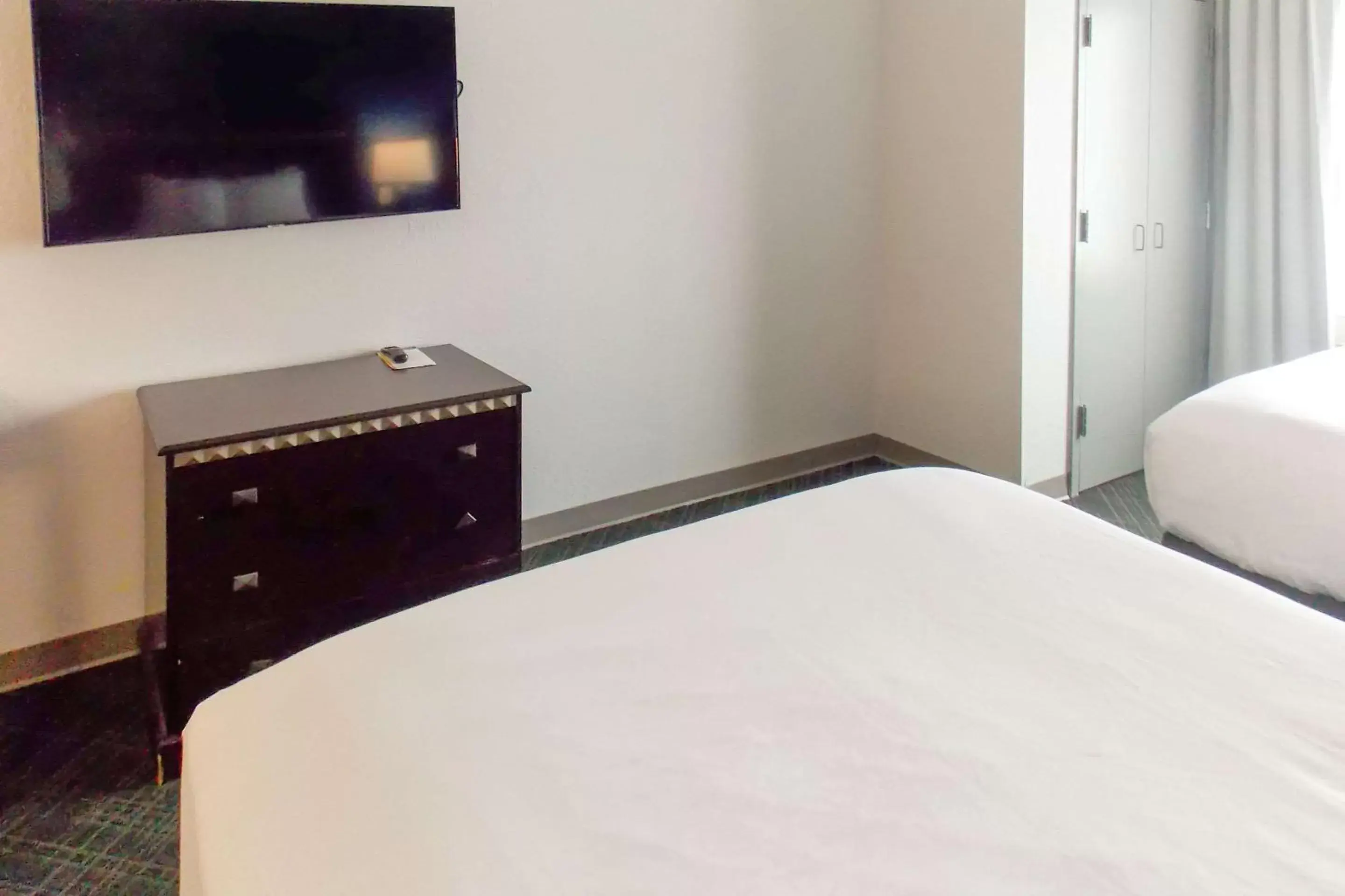 Bedroom, Bed in Comfort Suites Salem-Roanoke I-81