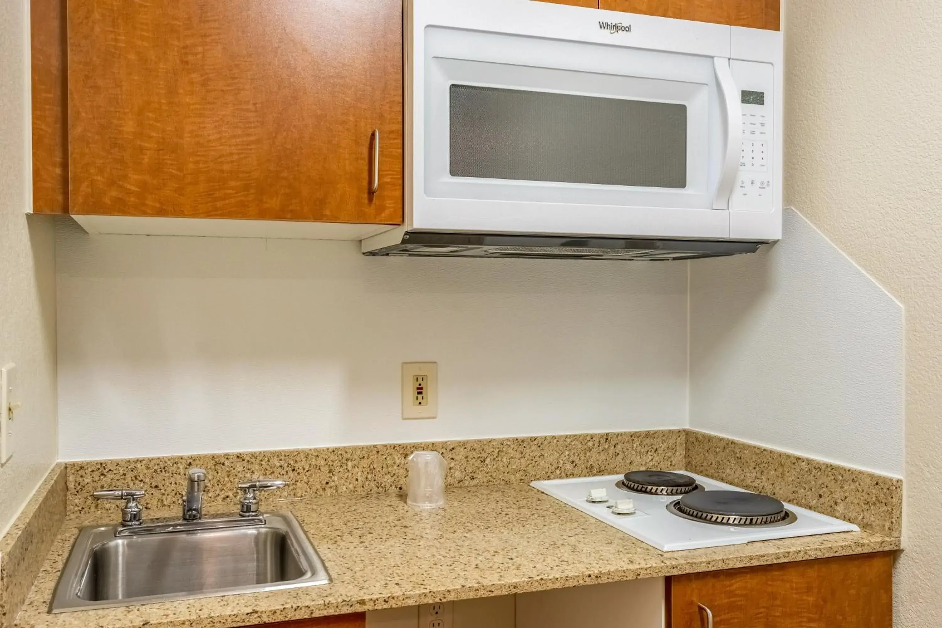 Photo of the whole room, Kitchen/Kitchenette in HomeTowne Studios by Red Roof Eugene - Springfield