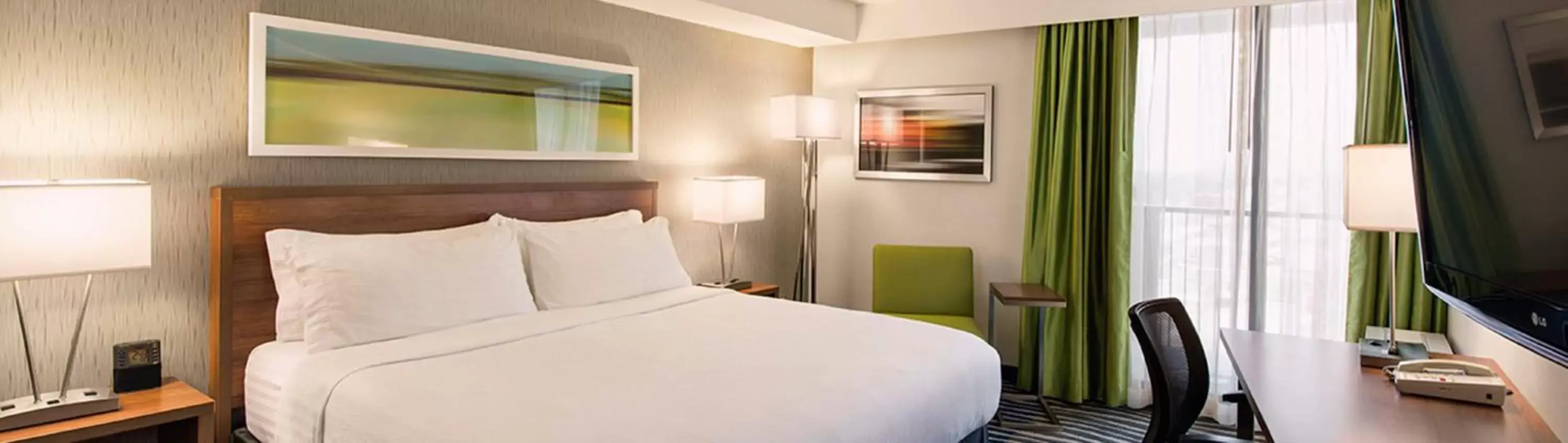 Bed in Holiday Inn Winnipeg - Airport West, an IHG Hotel