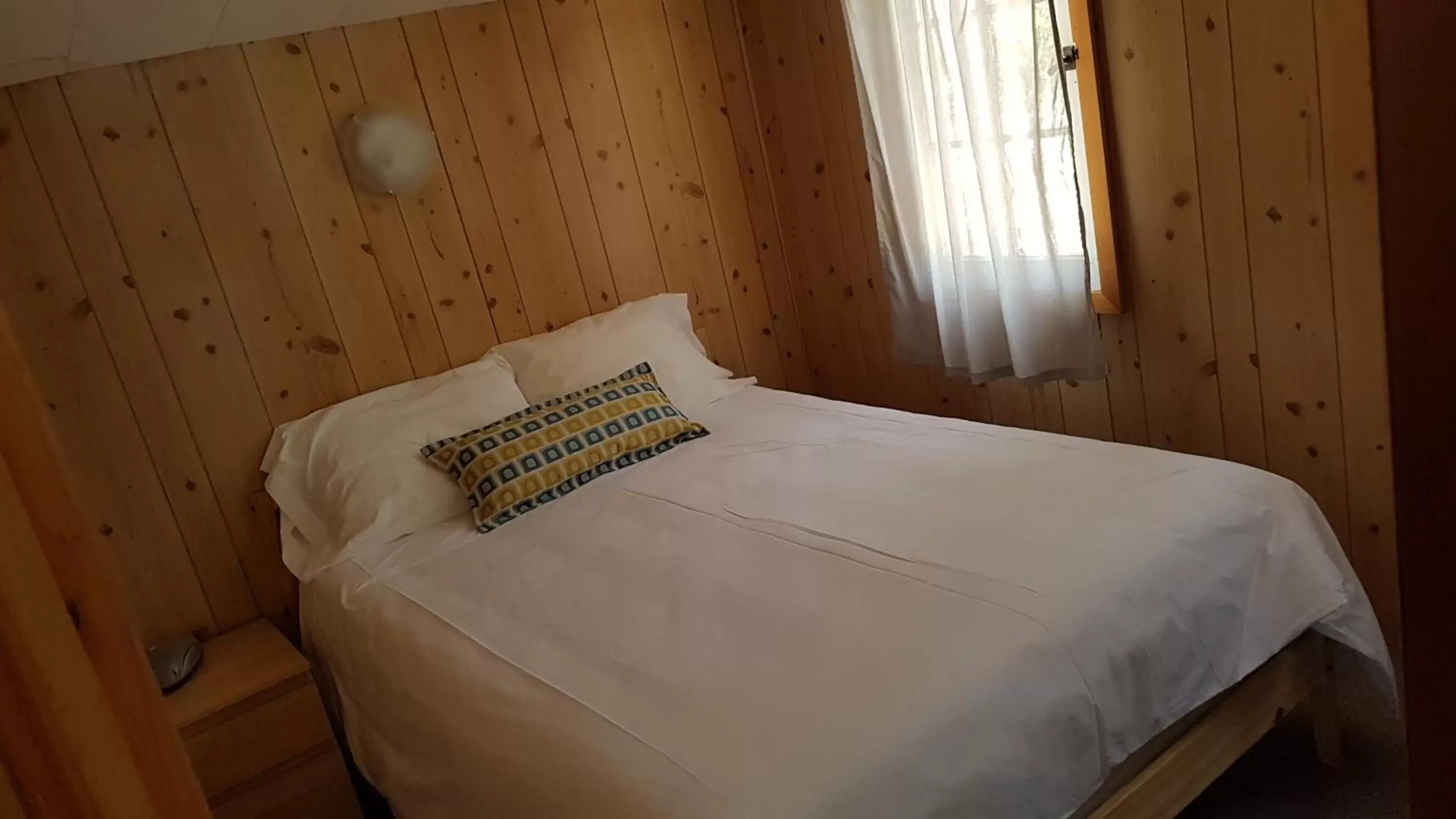 Bed in Parkway Cottage Resort and Trading Post