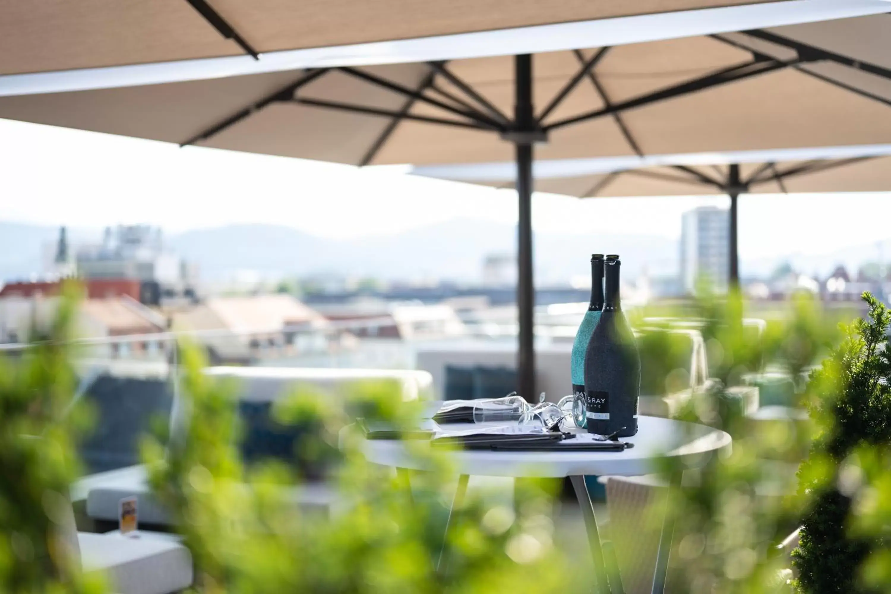 Lounge or bar in Garner Hotel Klagenfurt - Moser Verdino by IHG Lounge or bar in Garner Hotel Klagenfurt - Moser Verdino by IHG