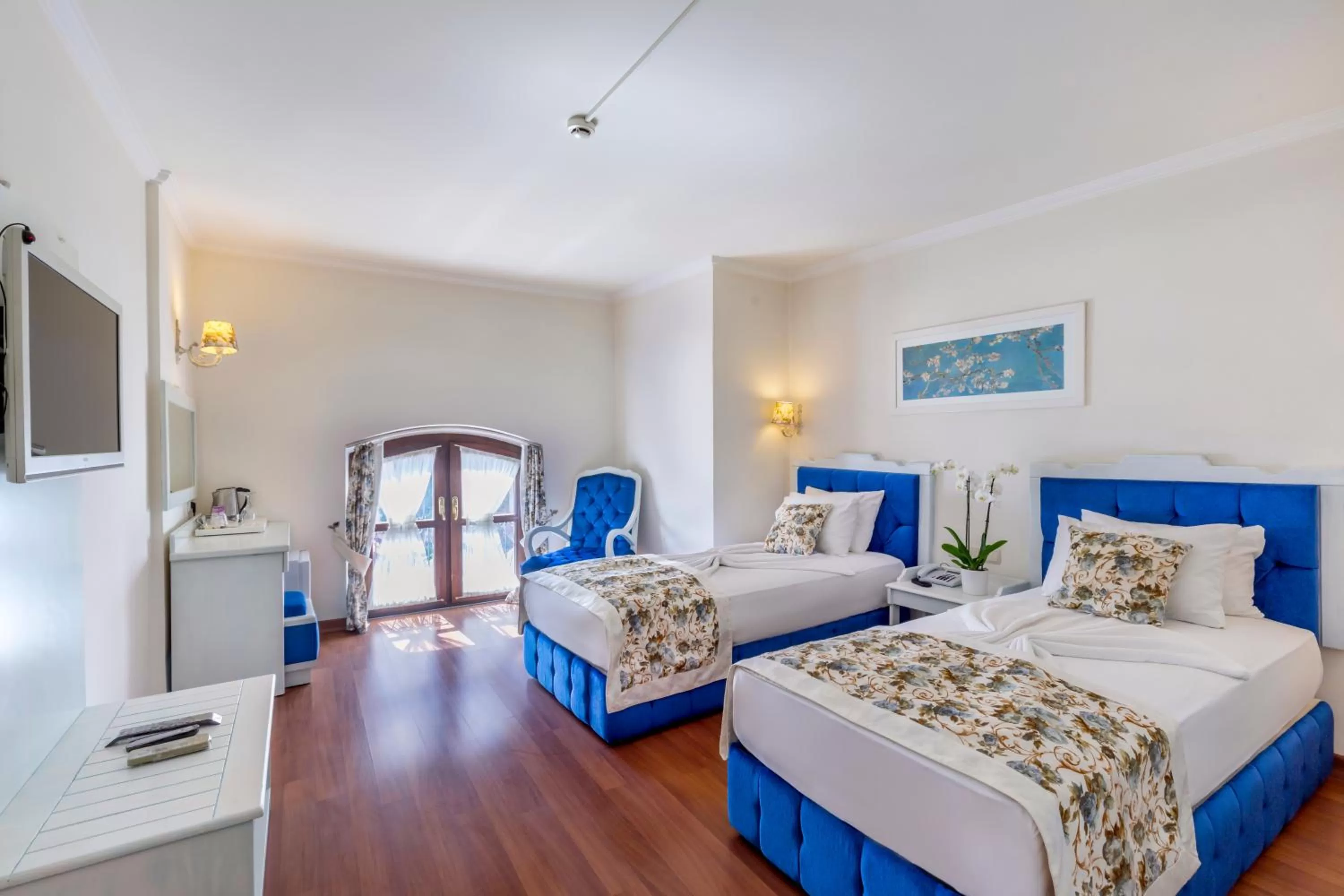 Seating area, Bed in Adalya Port Hotel