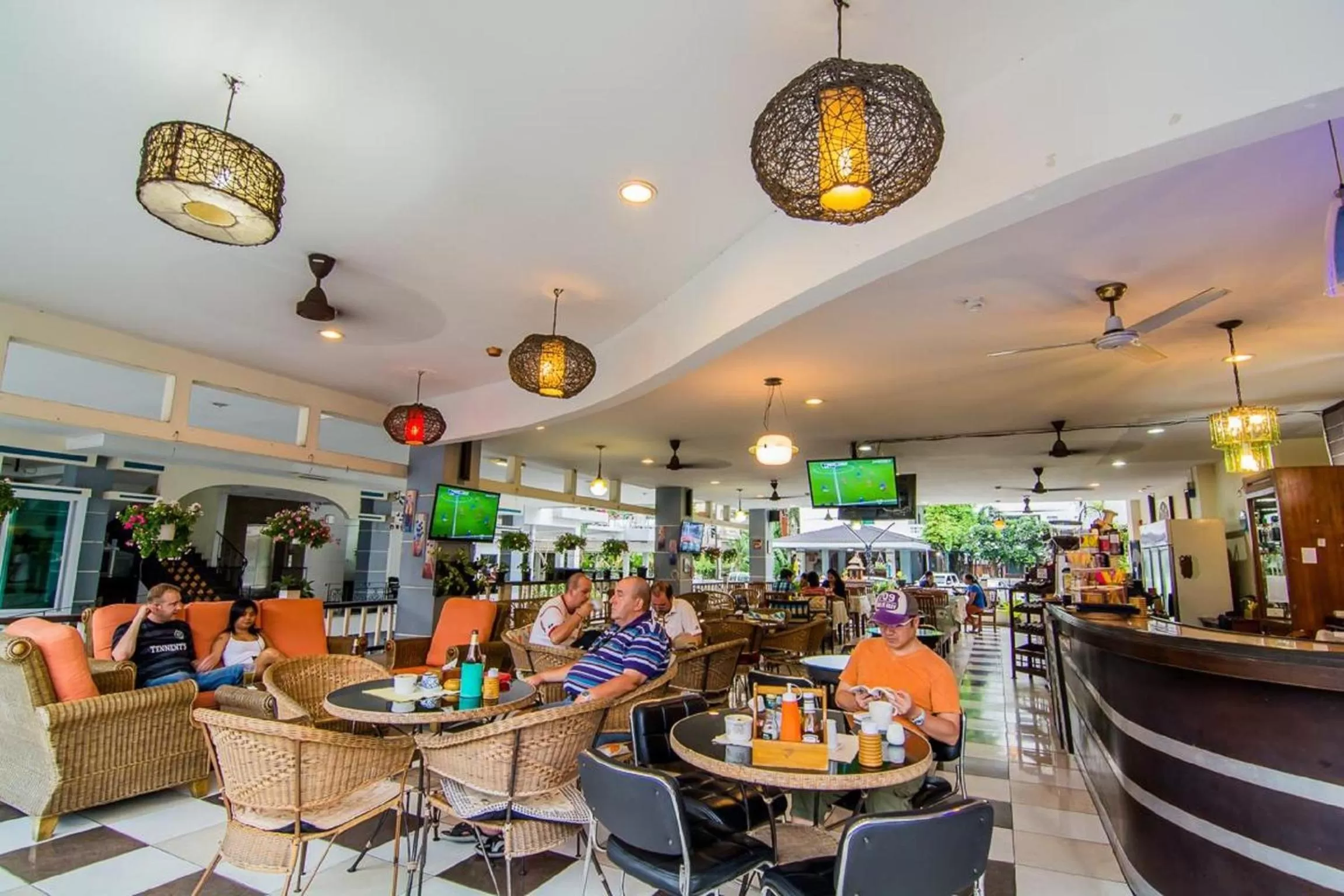 Restaurant/places to eat in Sutus Court 2