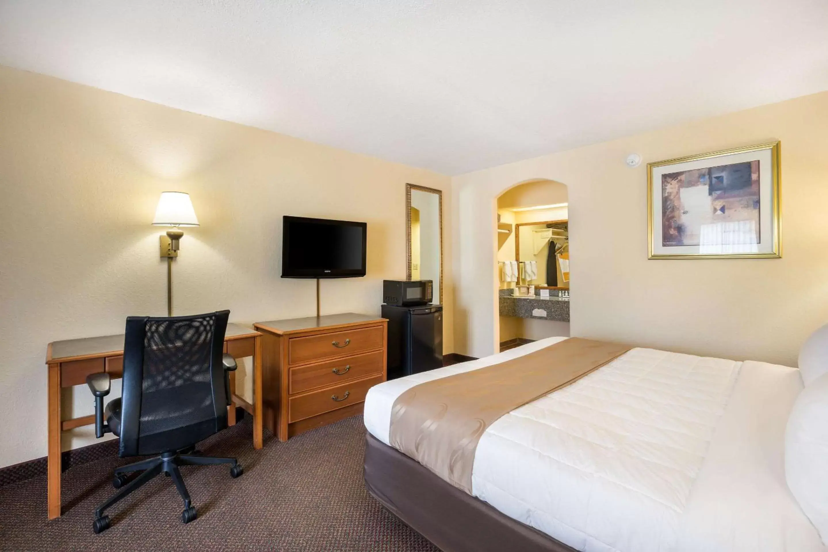 Photo of the whole room, Bed in Quality Inn White Springs Suwanee