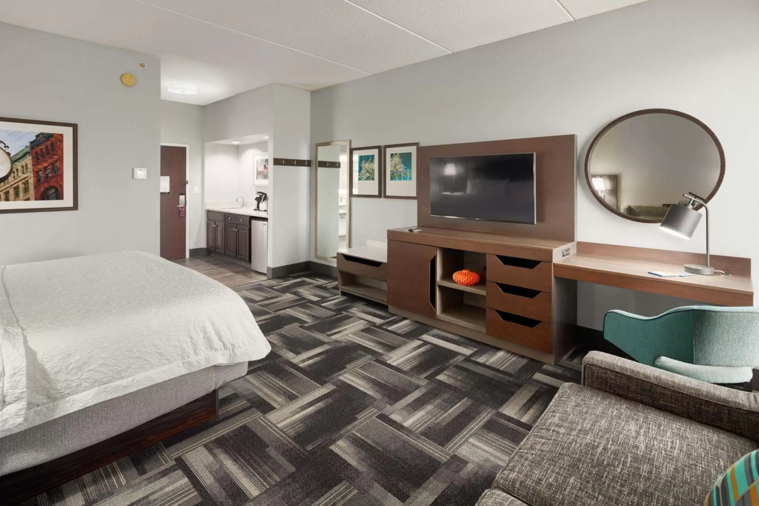 Bedroom, TV/Entertainment Center in Hampton Inn Louisville Northeast