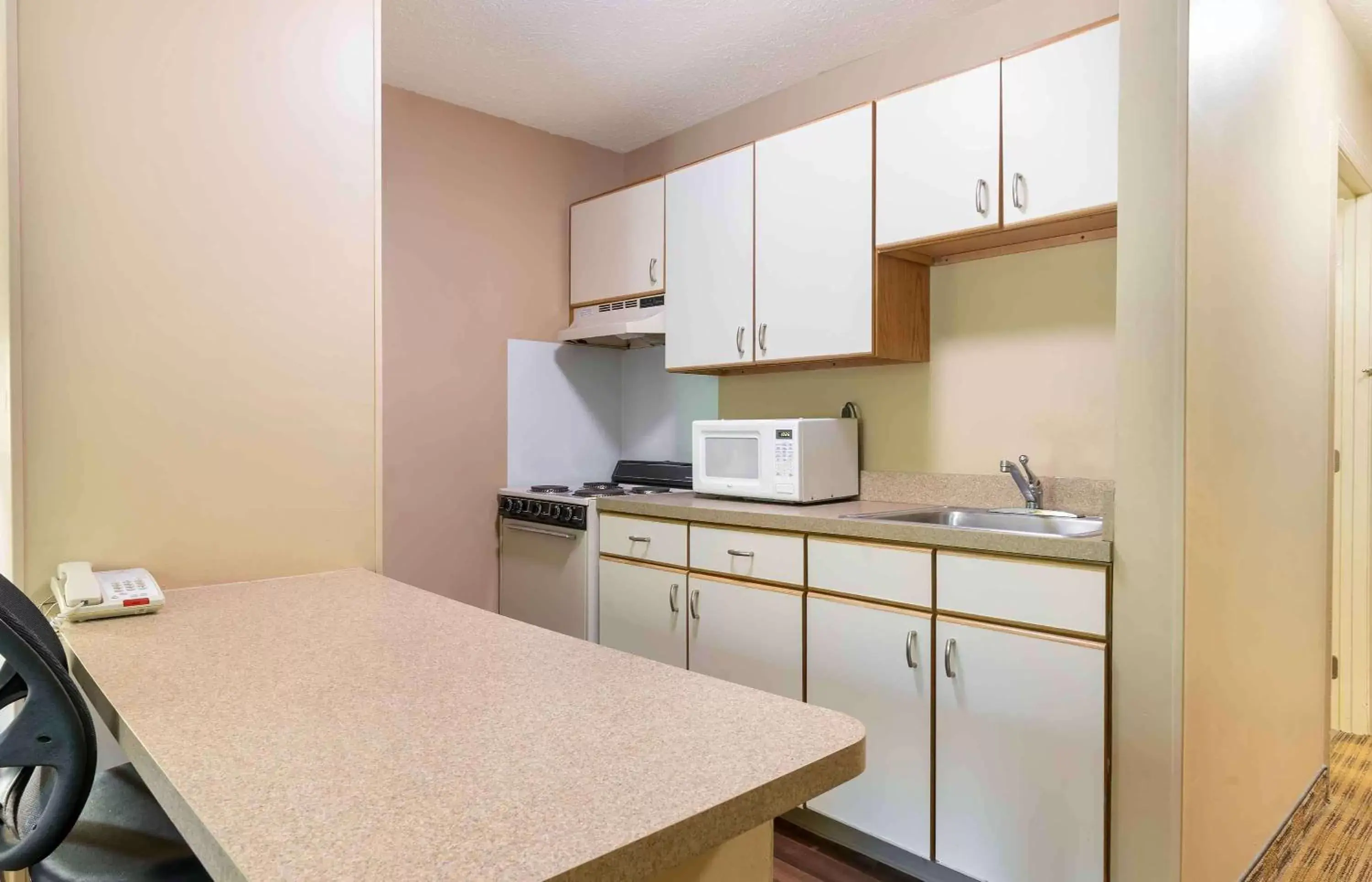 Bedroom, Kitchen/Kitchenette in Extended Stay America Suites - Cleveland - Great Northern Mall