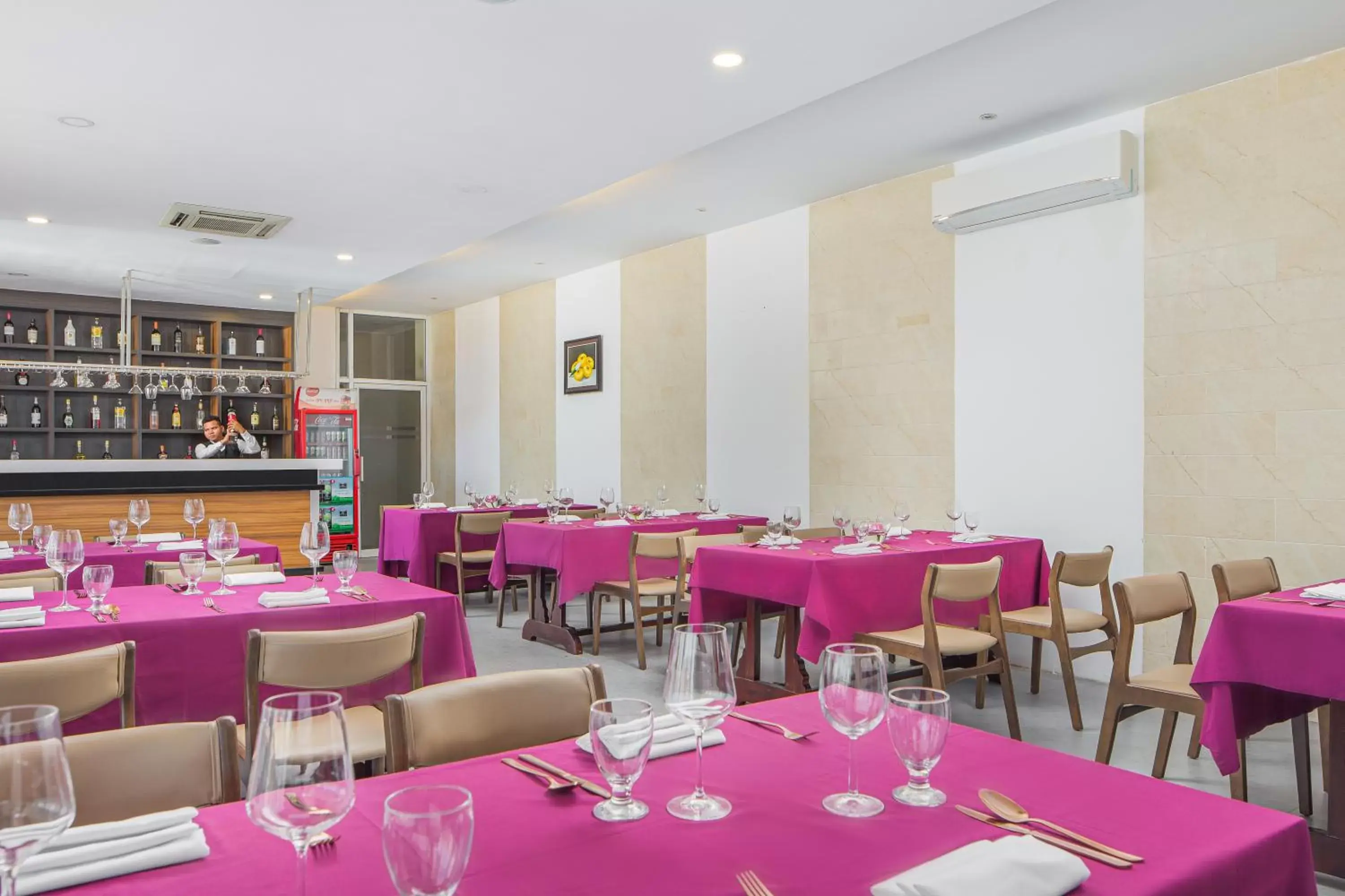 Restaurant/Places to Eat in Altos Hotel