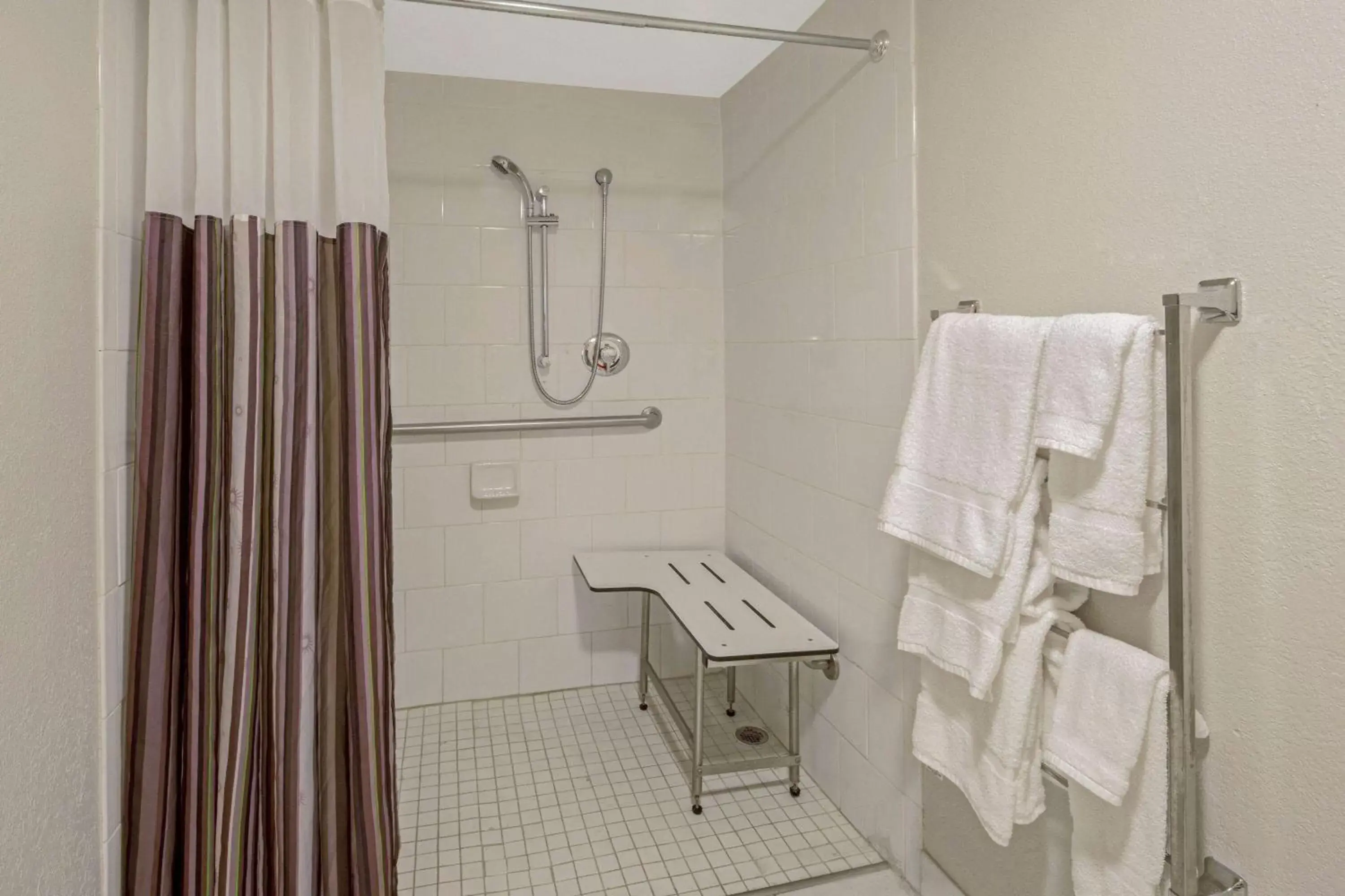 Shower, Bathroom in La Quinta by Wyndham Miami Lakes