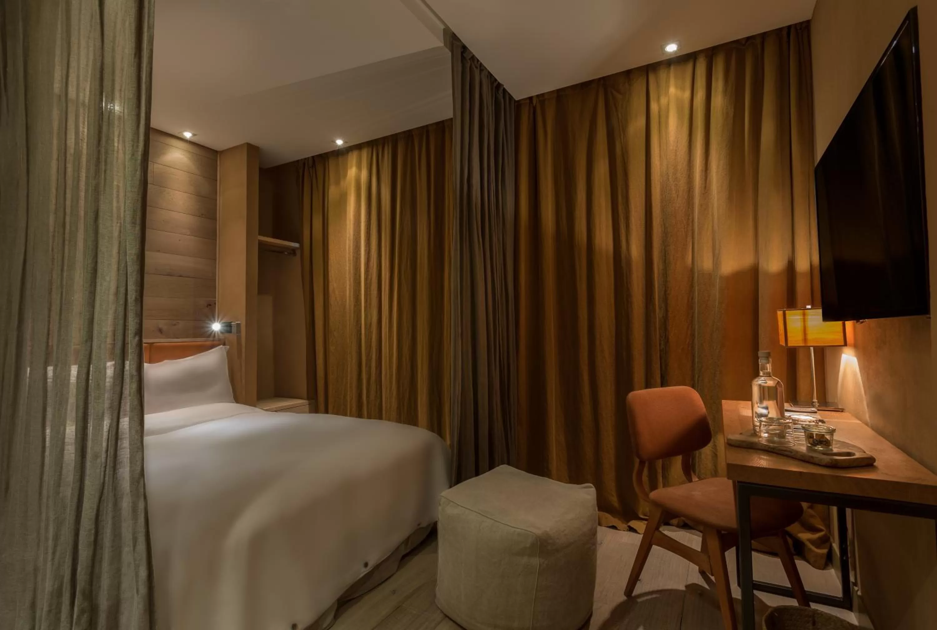 Photo of the whole room, Bed in Hidden Hotel