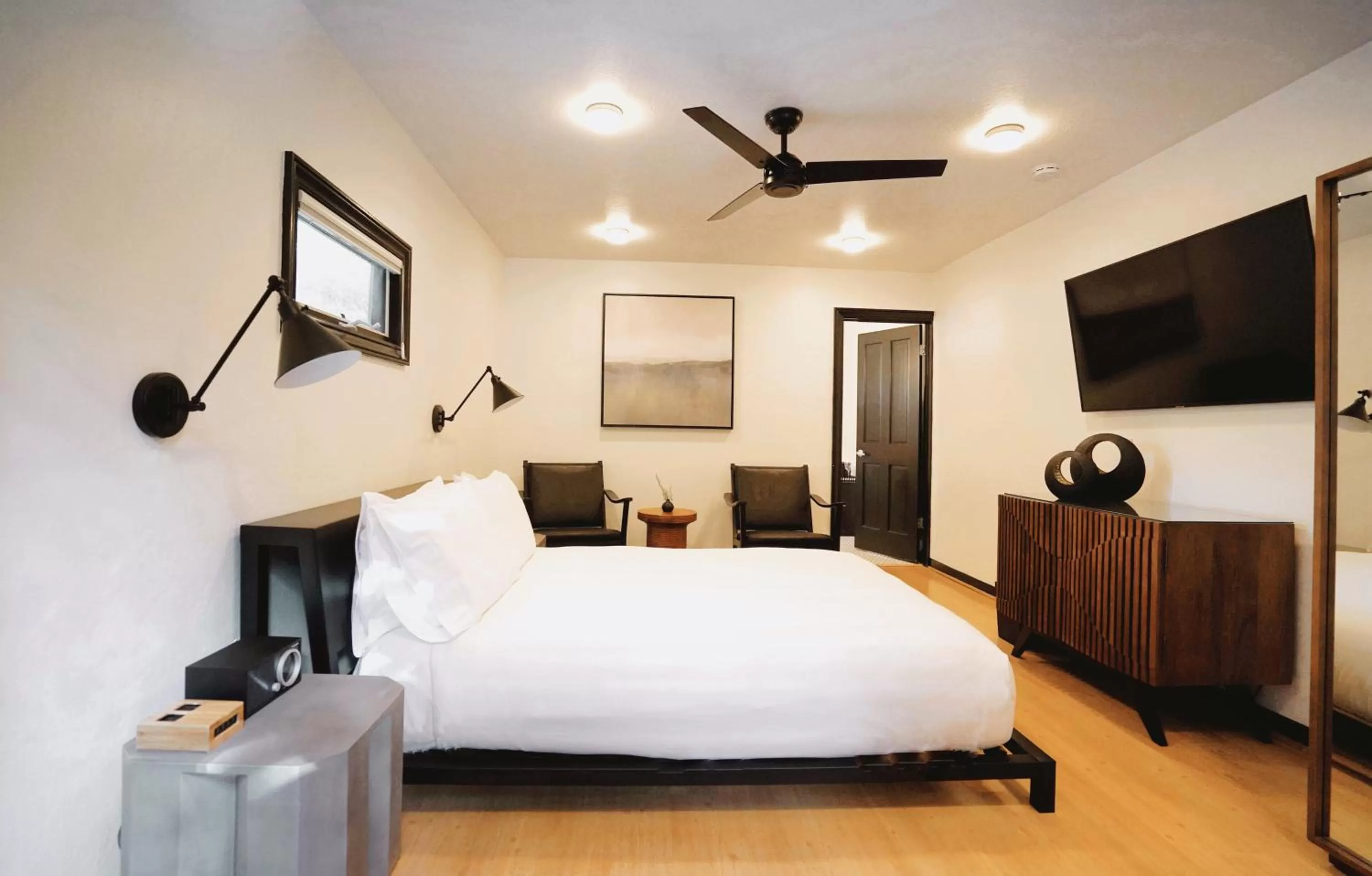 Photo of the whole room, Bed in Gaige House