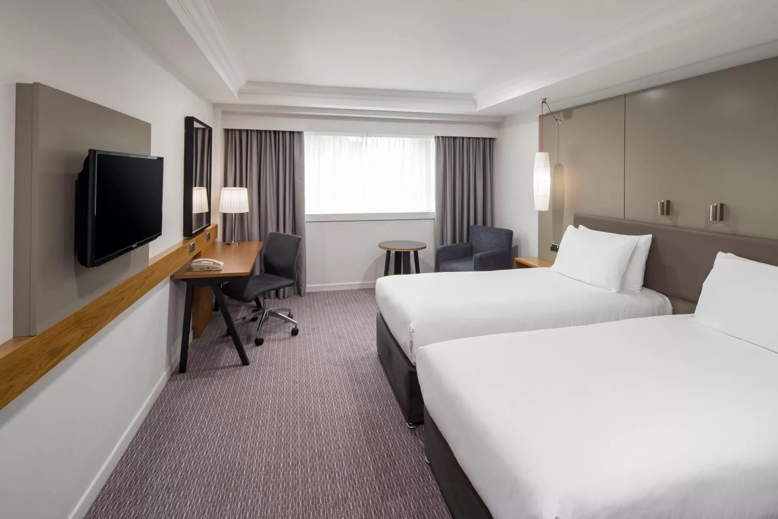 Bed, TV/Entertainment Center in Crowne Plaza Nottingham, an IHG Hotel