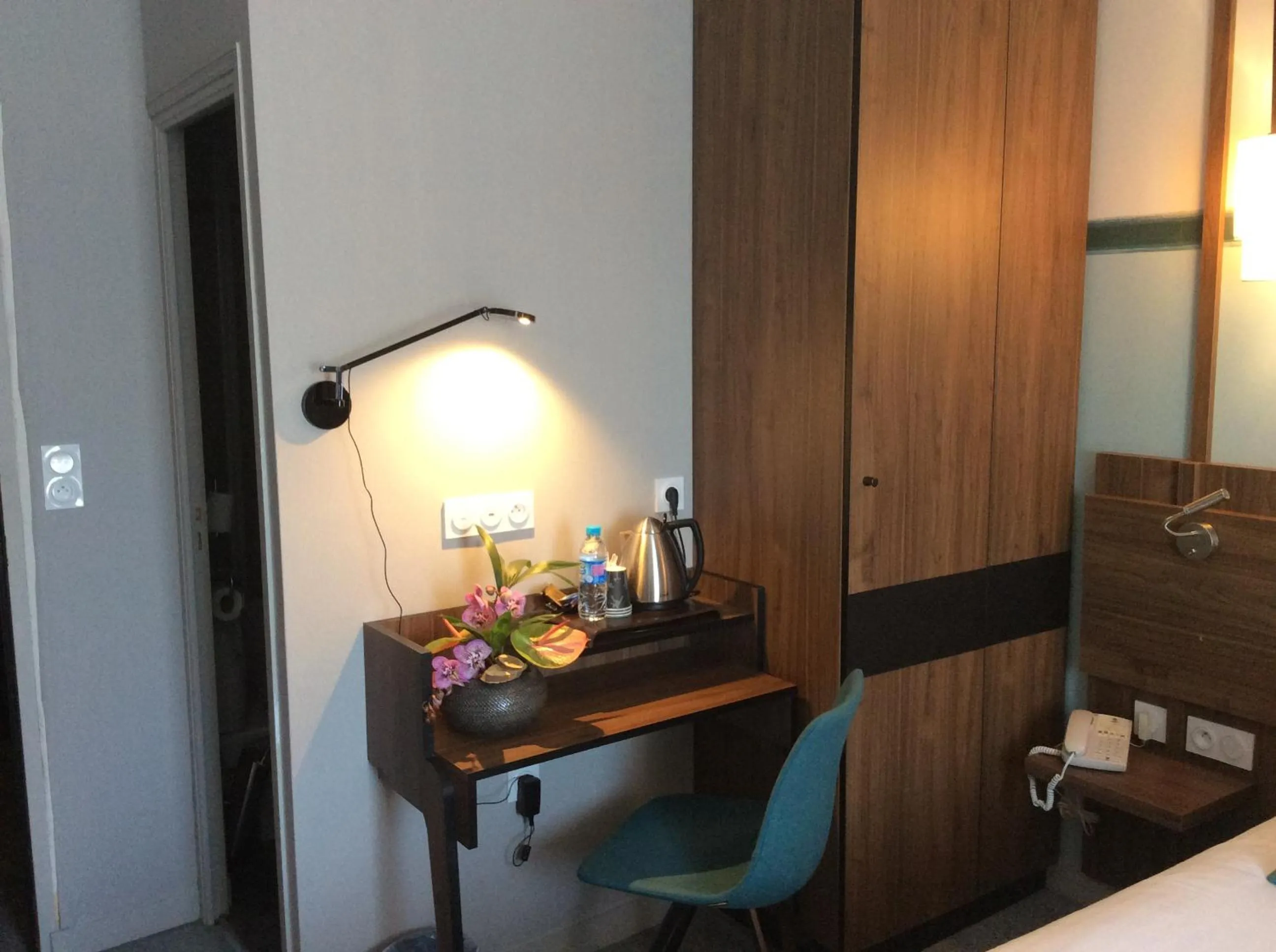 Coffee/tea facilities, Bed in Best Western Le Duguesclin Hôtel-Restaurant