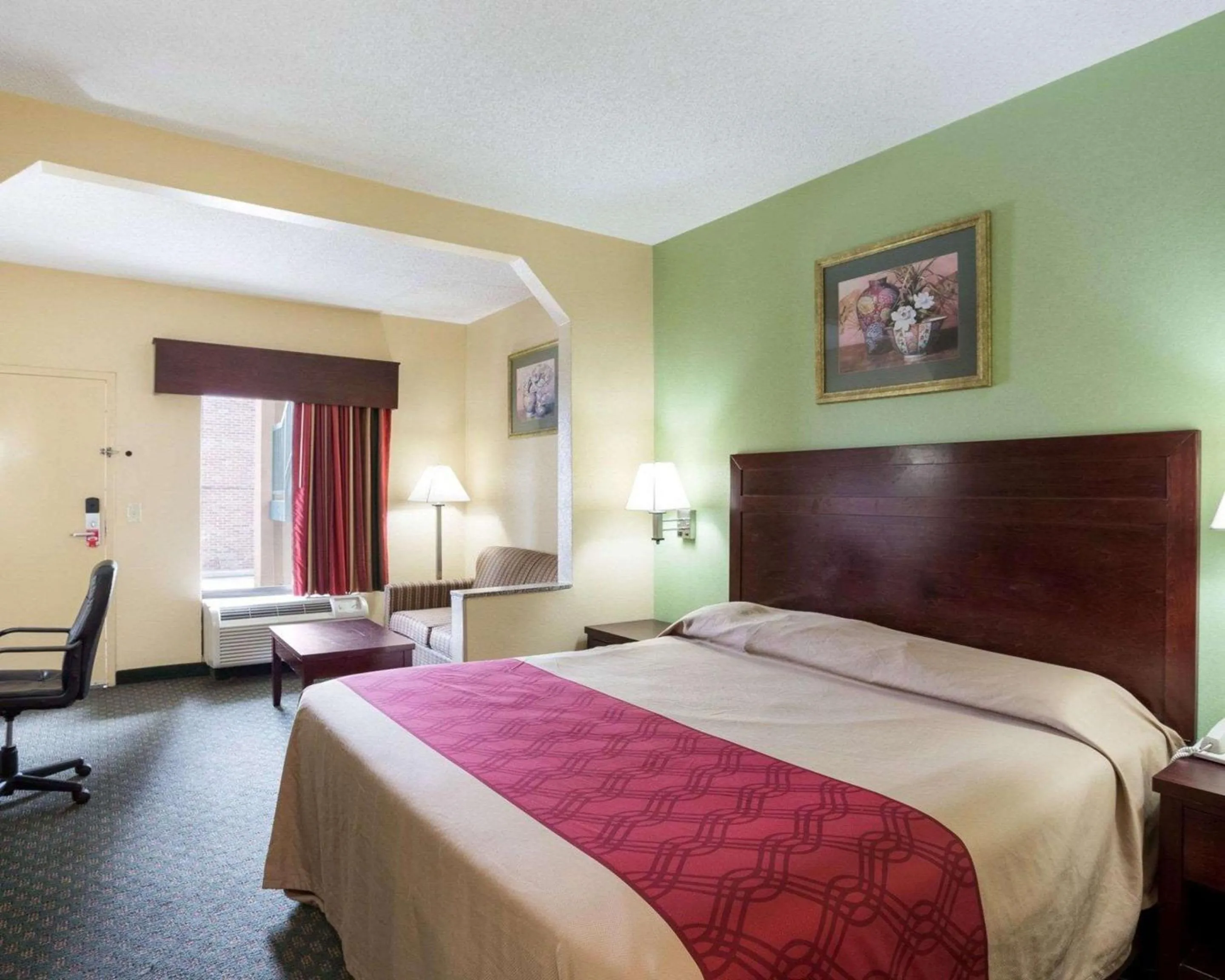 Photo of the whole room, Bed in Rodeway Inn & Suites New Orleans Gentilly
