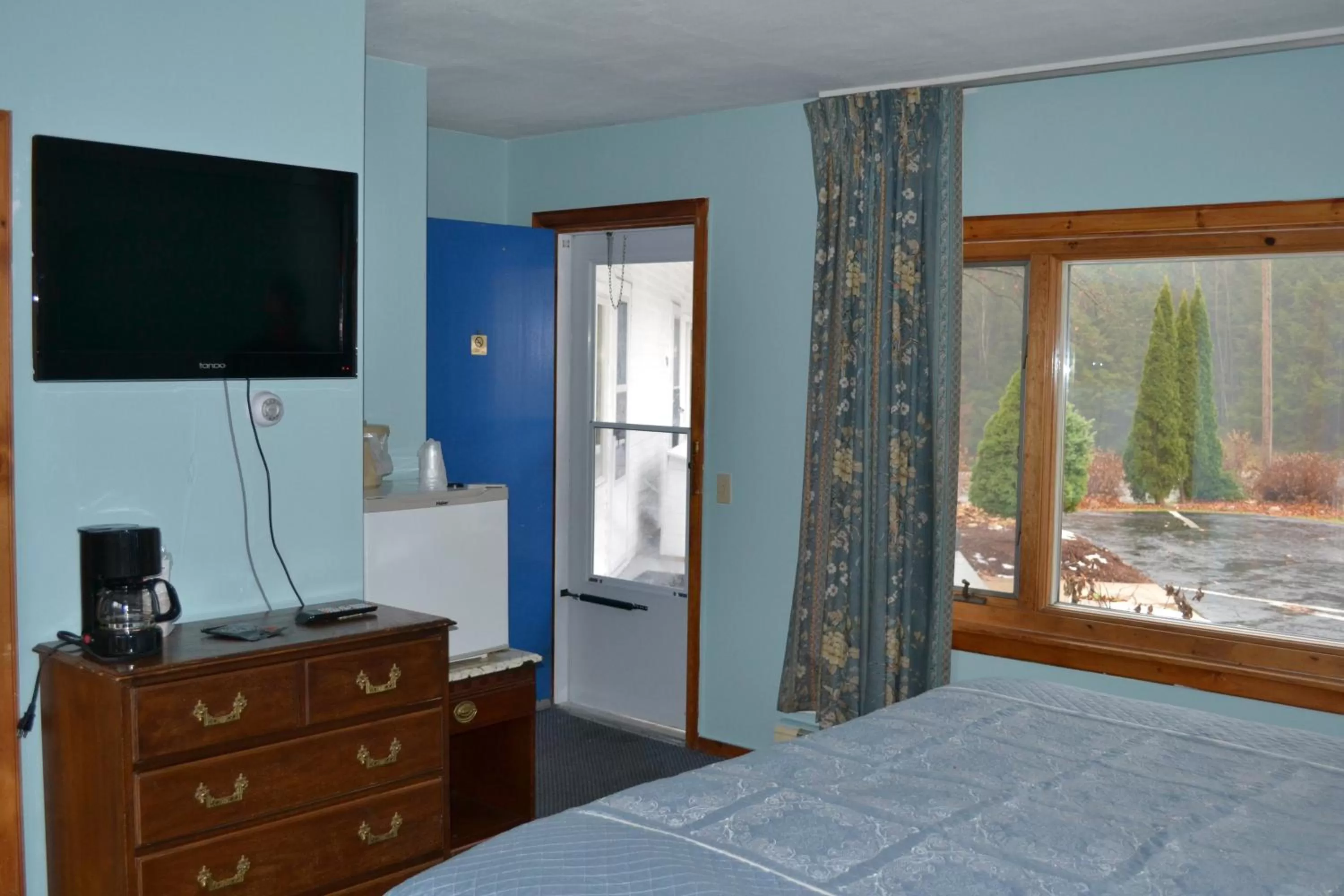 Bed in Parker's Motel