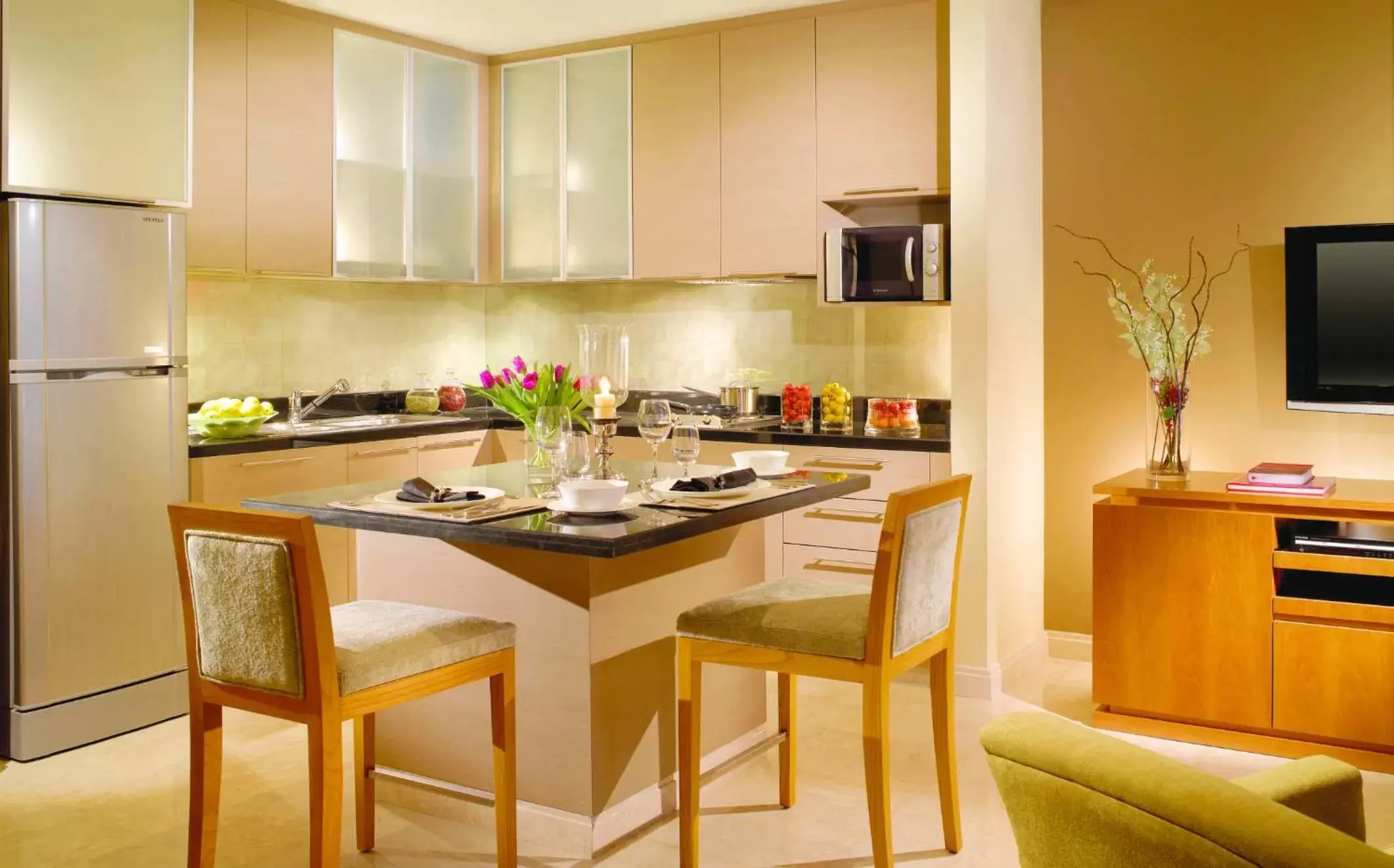 Dining area, Kitchen/Kitchenette in Oakwood Premier Cozmo Jakarta